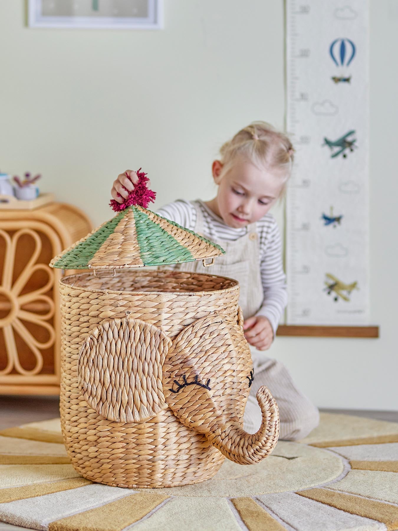 Entdecken Sie den charmanten Bobo Korb mit Deckel aus Wasserhyazinthe von Bloomingville Mini – ideal für stilvolle und praktische Aufbewahrung im Kinderzimmer.