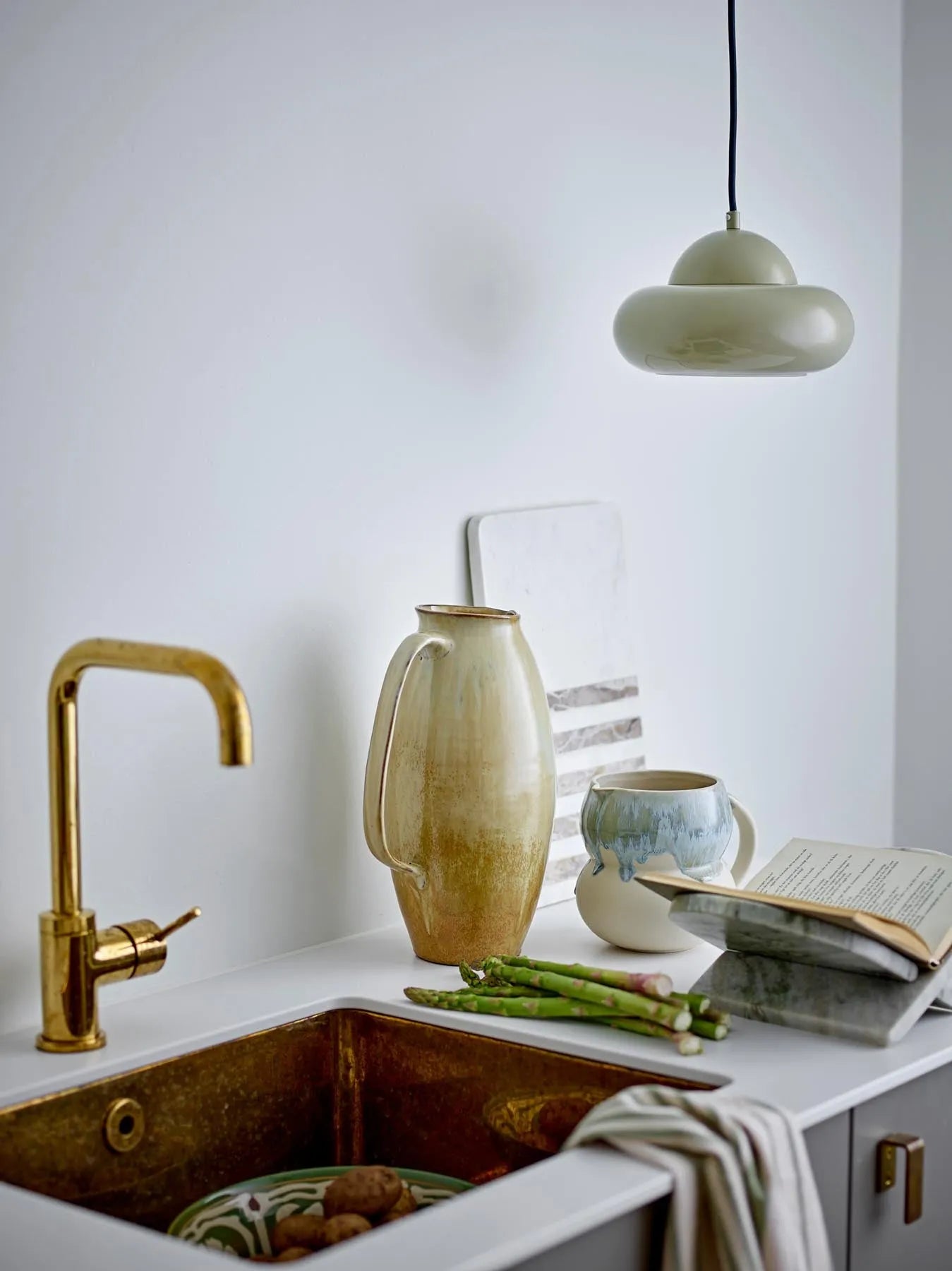 Bubble Hängeleuchte, Grün, Metall in Grün präsentiert im Onlineshop von KAQTU Design AG. Pendelleuchte ist von Bloomingville