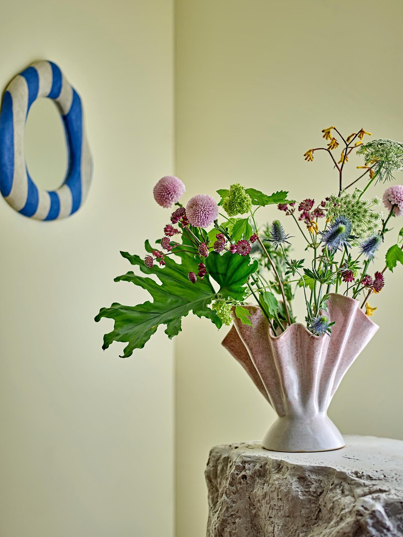 Verleihen Sie Ihrem Raum mit dem einzigartigen Travis Wand-Spiegel von Bloomingville in Blau und Hellbeige einen modernen Akzent. Robustes Polyresin und stilvolle Details machen ihn zum perfekten Wohnaccessoire.