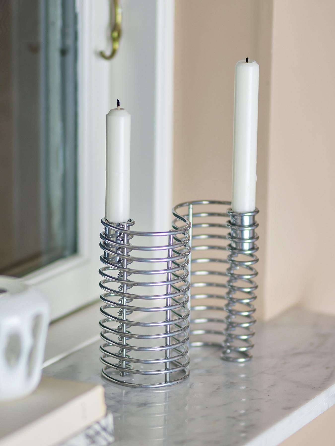 Entdecken Sie den eleganten Wavela Kerzenhalter von Bloomingville aus verchromtem Eisen. Sein einzigartiges Wellen-Design bringt Stil in Ihr Zuhause.