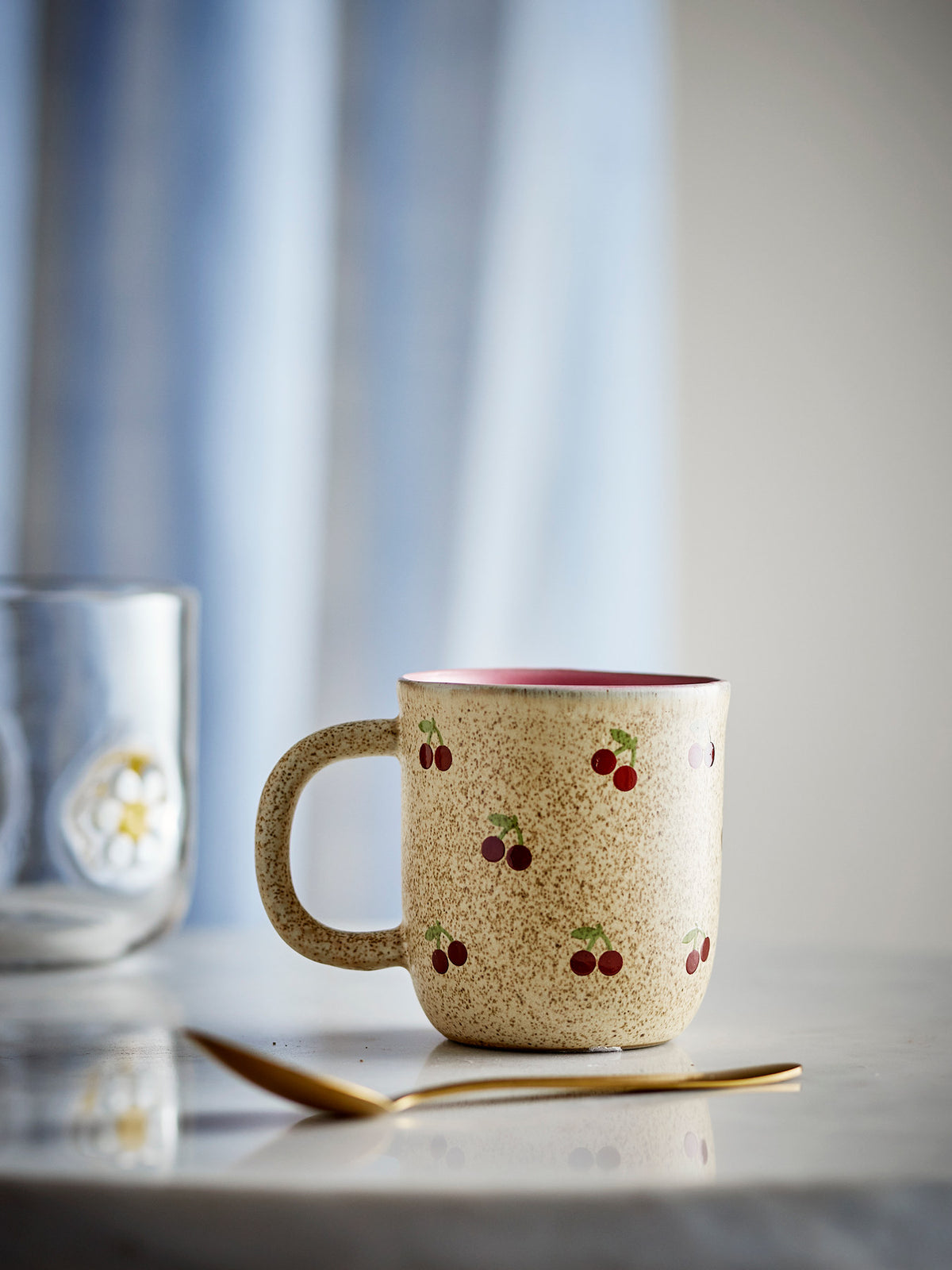 Cherry Tasse, Natur, Steingut in Natur präsentiert im Onlineshop von KAQTU Design AG. Tasse ist von Bloomingville Mini