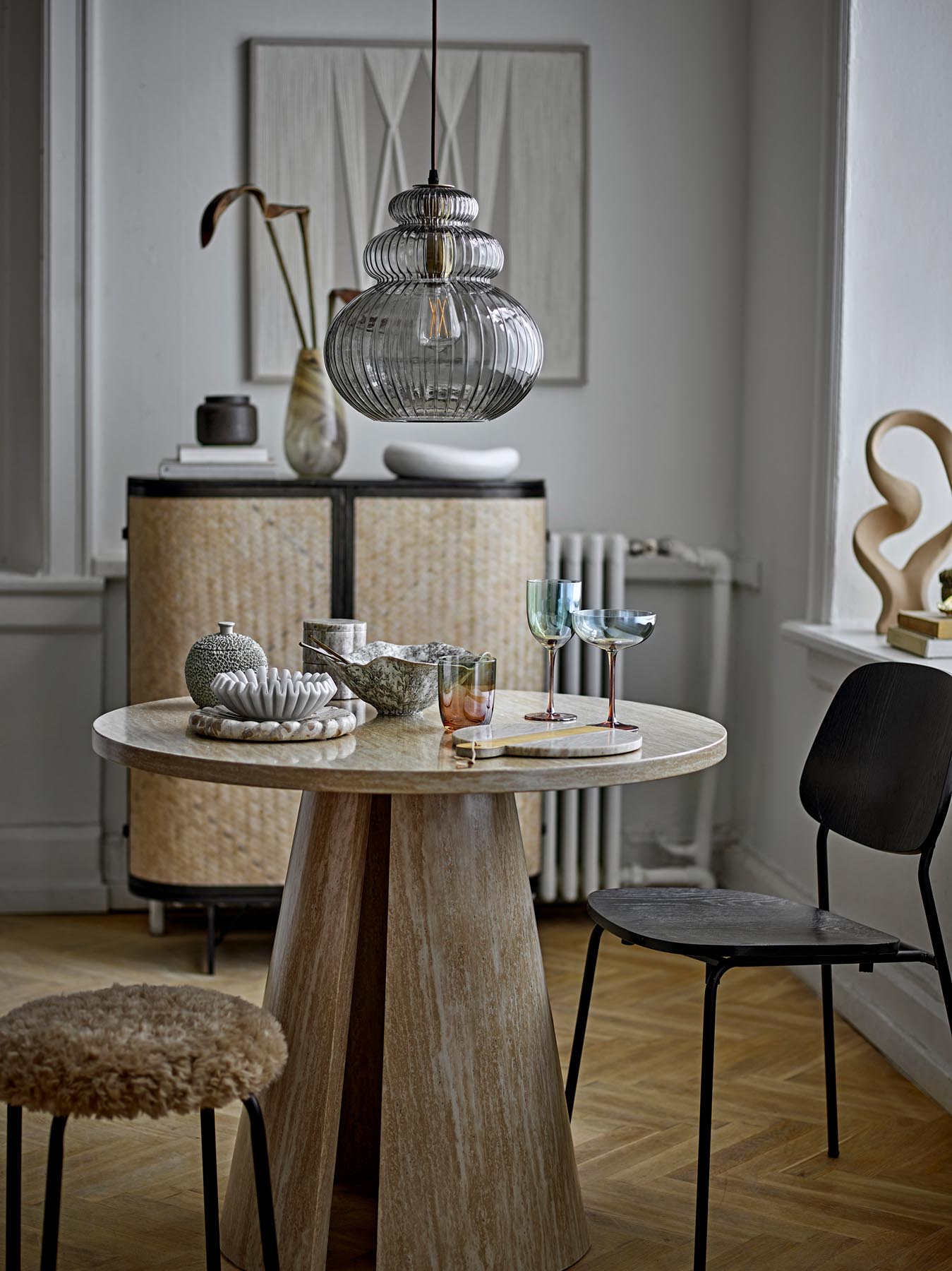 Verleihen Sie Ihrem Zuhause mit der grauen Sybia Hängeleuchte von Bloomingville einen Hauch von Eleganz. Ideal für jeden Raum!