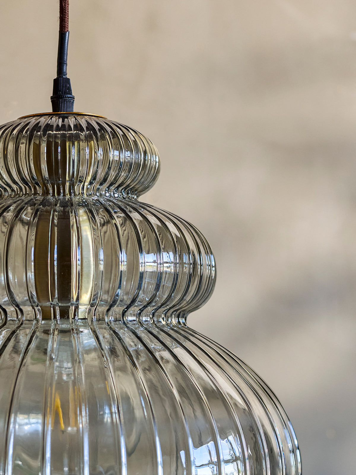 Sybia Hängeleuchte, Grau, Glas in Grau präsentiert im Onlineshop von KAQTU Design AG. Pendelleuchte ist von Bloomingville