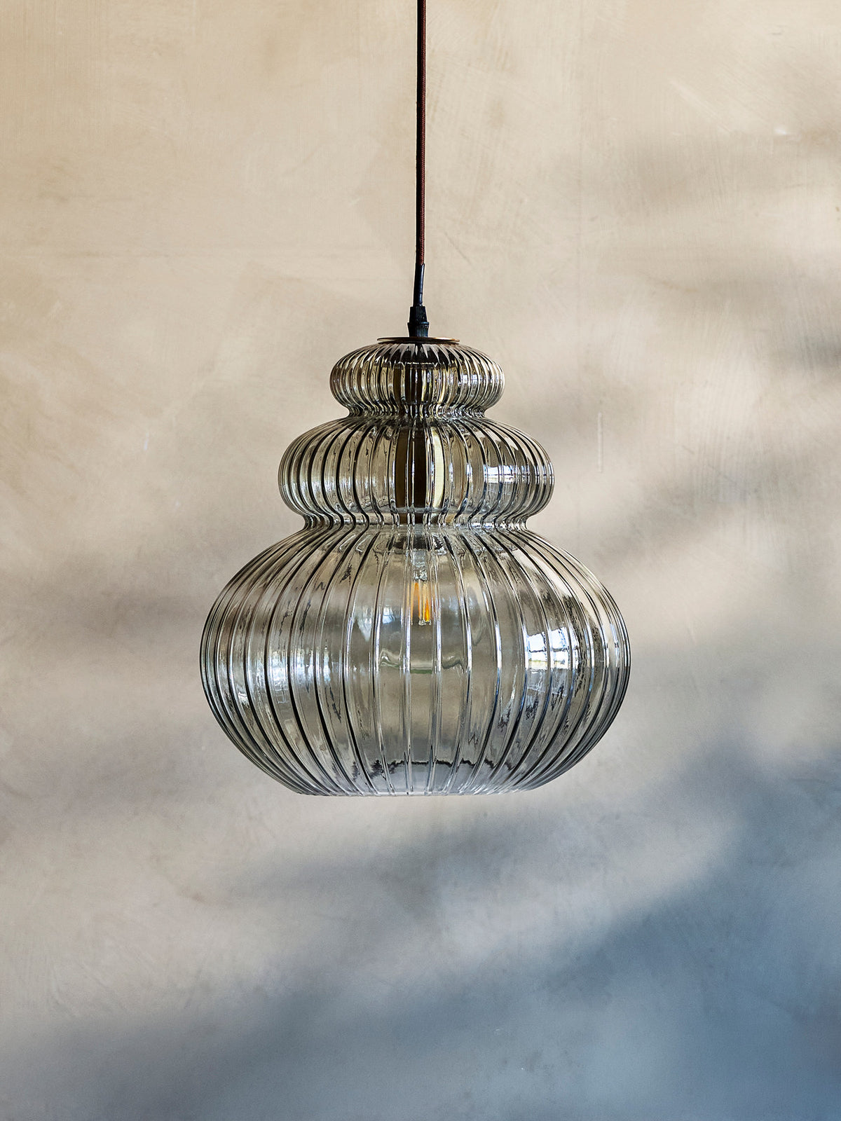 Sybia Hängeleuchte, Grau, Glas in Grau präsentiert im Onlineshop von KAQTU Design AG. Pendelleuchte ist von Bloomingville