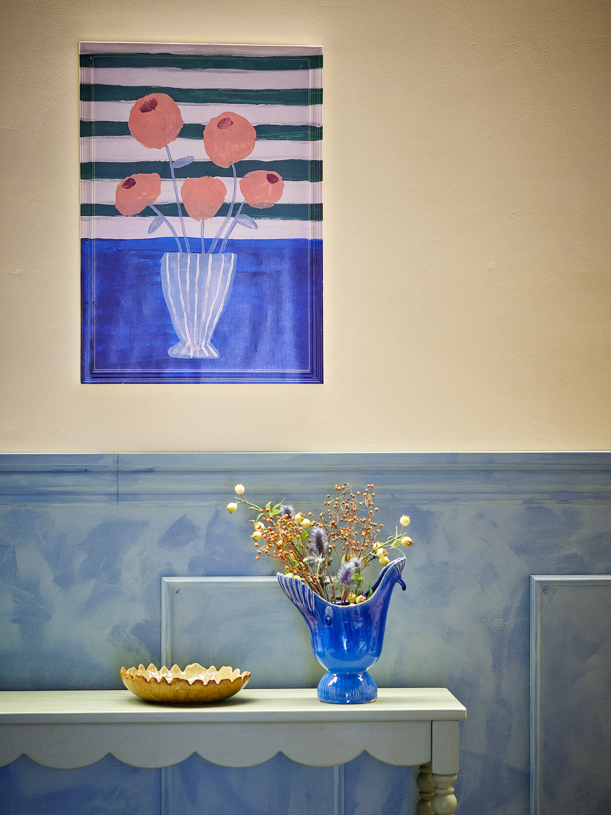 Florinda Illustration mit Rahmen, Blau, Tannenholz in Blau präsentiert im Onlineshop von KAQTU Design AG. Bild ist von Creative Collection