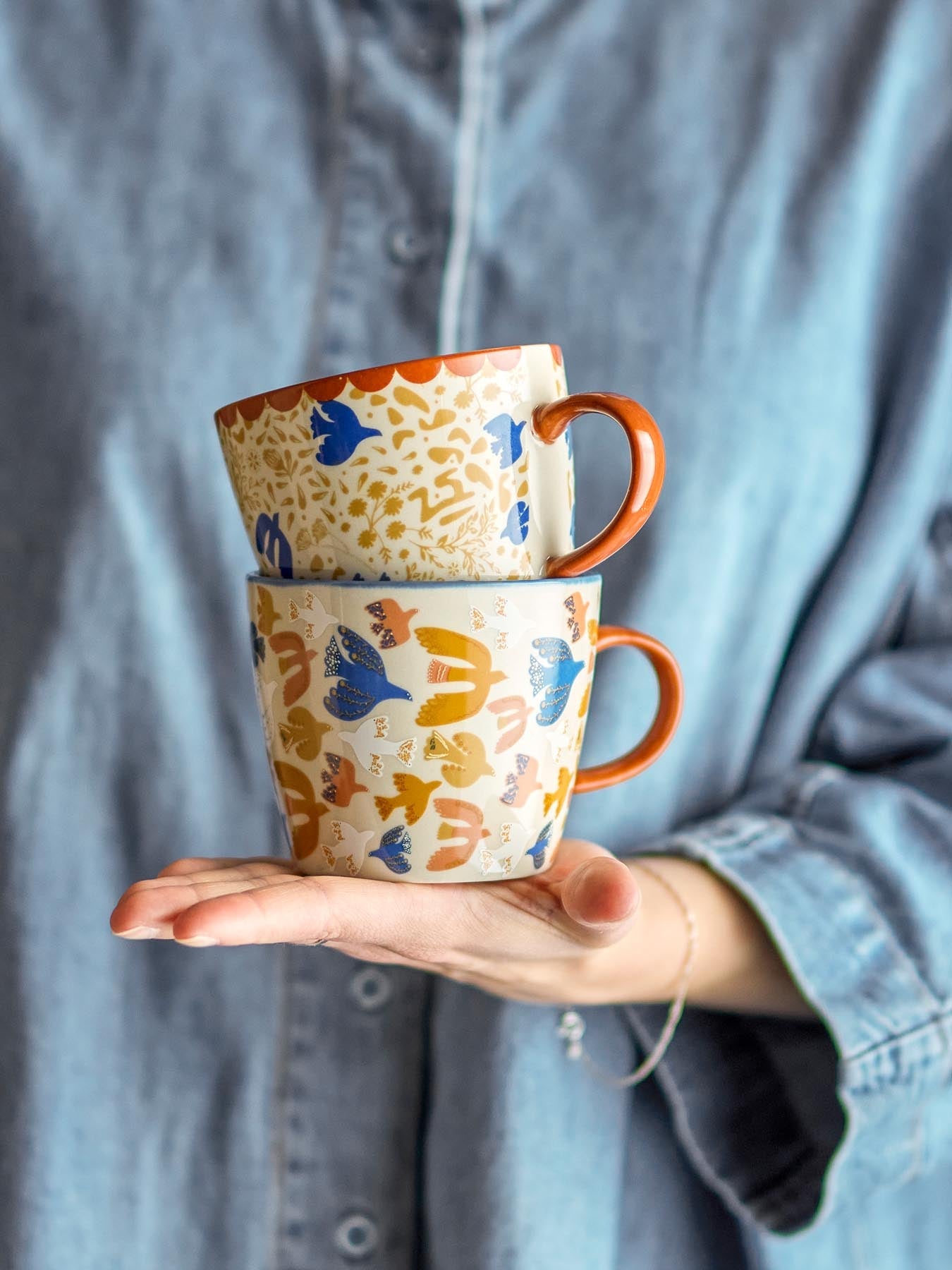 Anniversary Tasse, Braun, Steingut in Braun präsentiert im Onlineshop von KAQTU Design AG. Tasse ist von Bloomingville