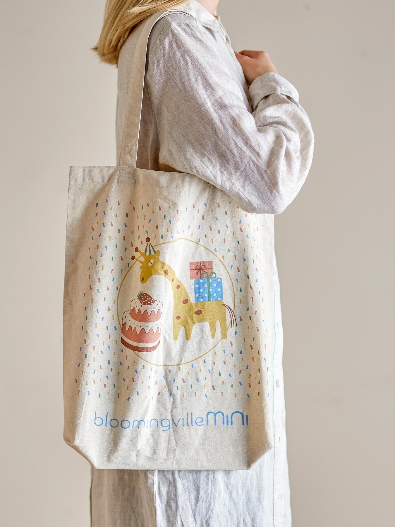 Die Celebrate Tragetasche von Bloomingville Mini in fröhlichem Blau ist aus hochwertiger Baumwolle gefertigt. Perfekt für Kinder, ideal für Ausflüge und Spielzeugaufbewahrung!