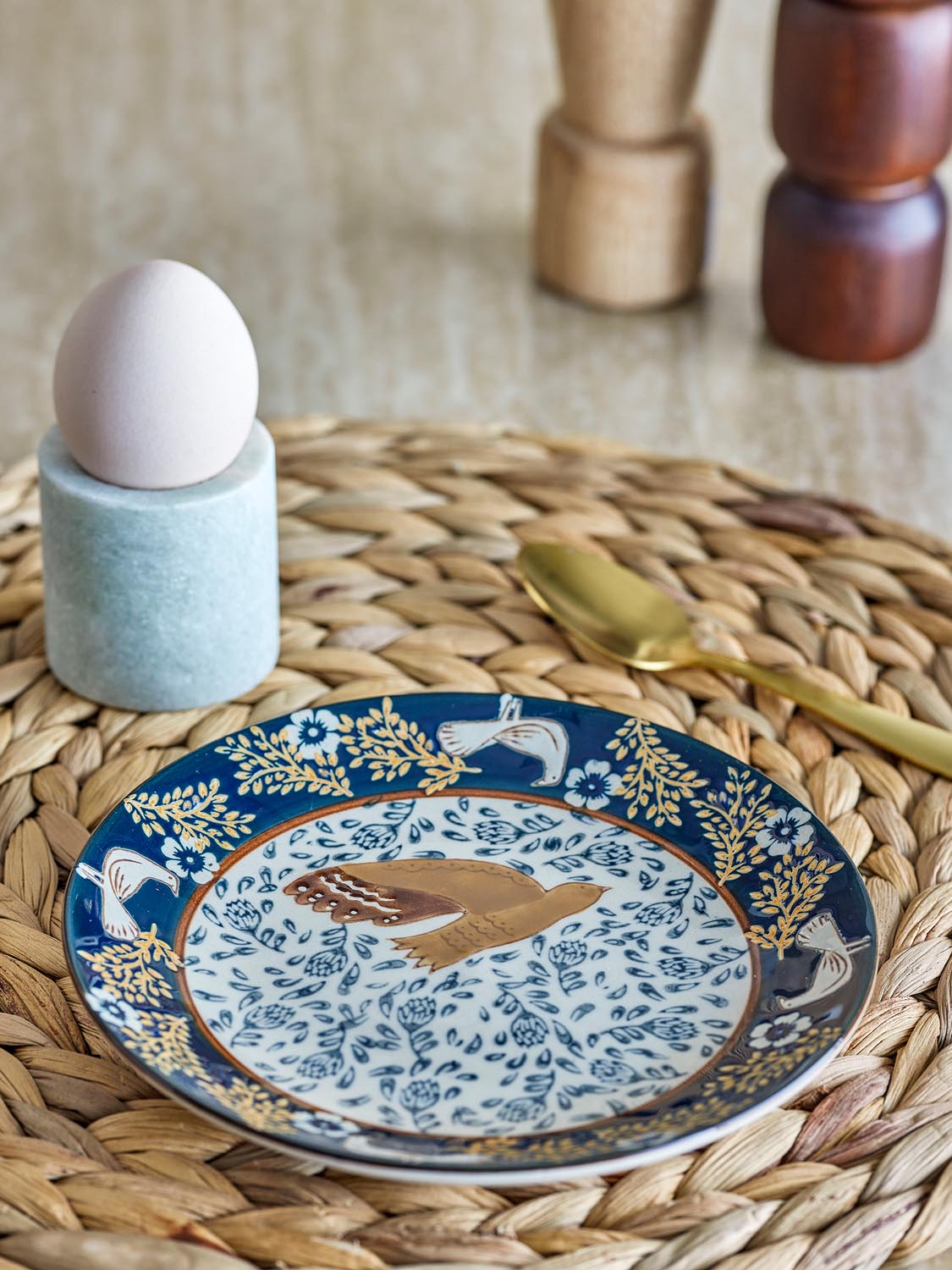 Hezha Teller, Blau, Steingut in Blue präsentiert im Onlineshop von KAQTU Design AG. Teller ist von Bloomingville