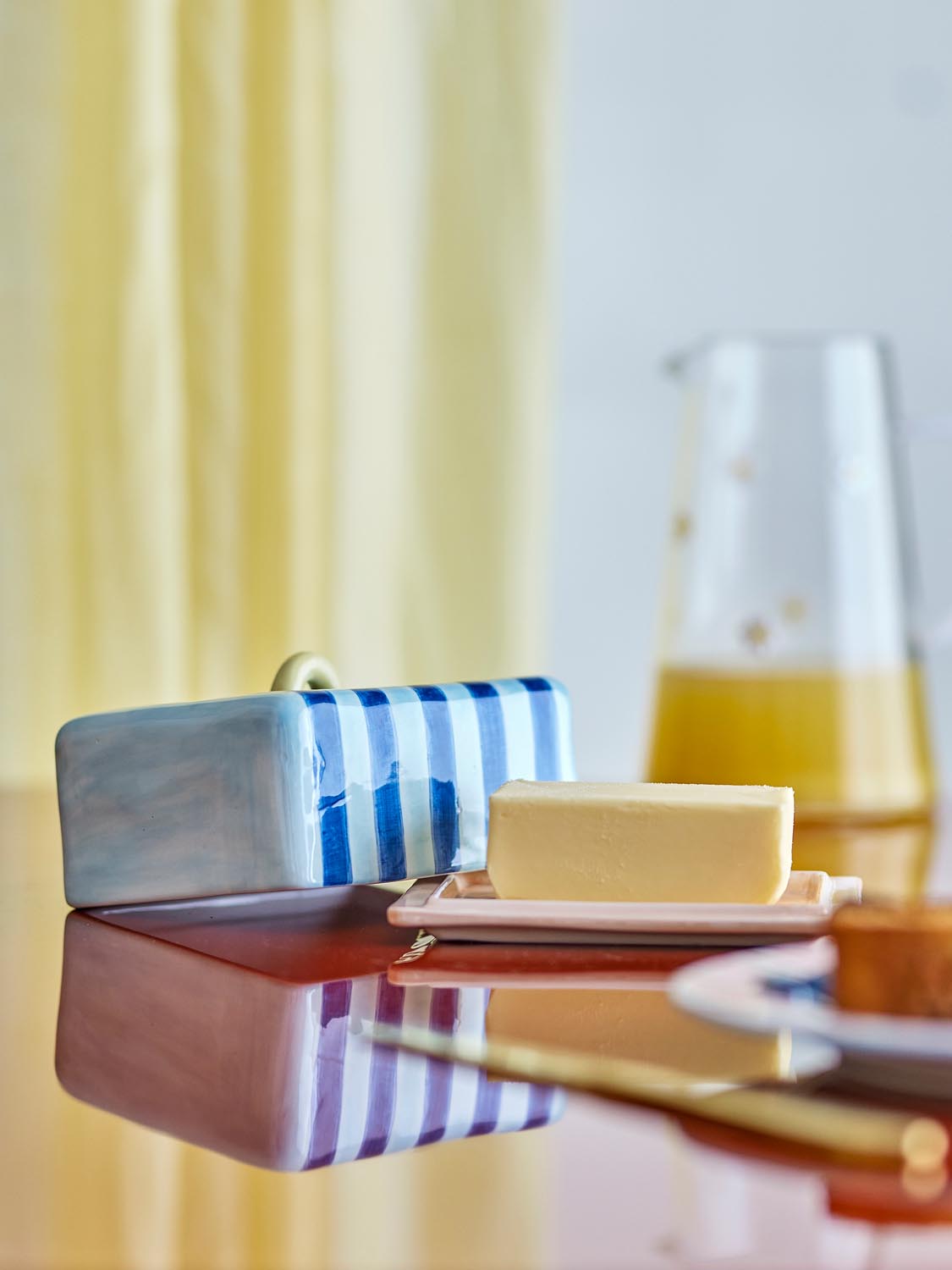 Phoenix Butterdose, Bunt, Steingut in Multi präsentiert im Onlineshop von KAQTU Design AG. Käsezubehör ist von Bloomingville