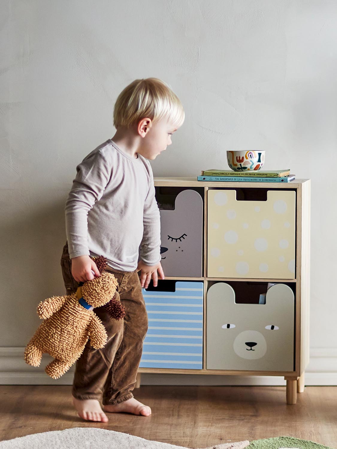 Calle Bücherregal mit Schubladen, Bunt, Paulownia in Multi präsentiert im Onlineshop von KAQTU Design AG. Bücherregal ist von Bloomingville Mini