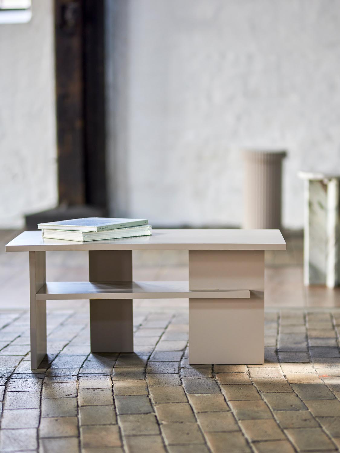 Norvida Couchtisch, Grau, MDF in Grey präsentiert im Onlineshop von KAQTU Design AG. Beistelltisch ist von Bloomingville
