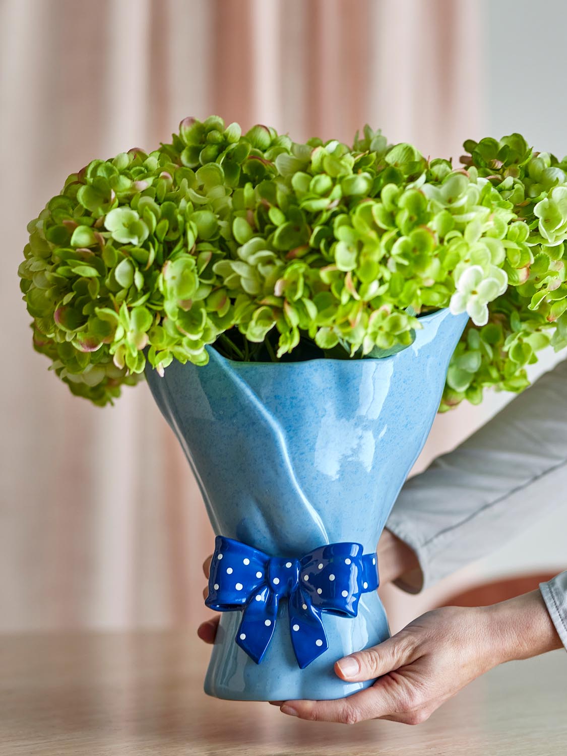 Belivia Vase, Blau, Steingut in Blue präsentiert im Onlineshop von KAQTU Design AG. Vase ist von Bloomingville