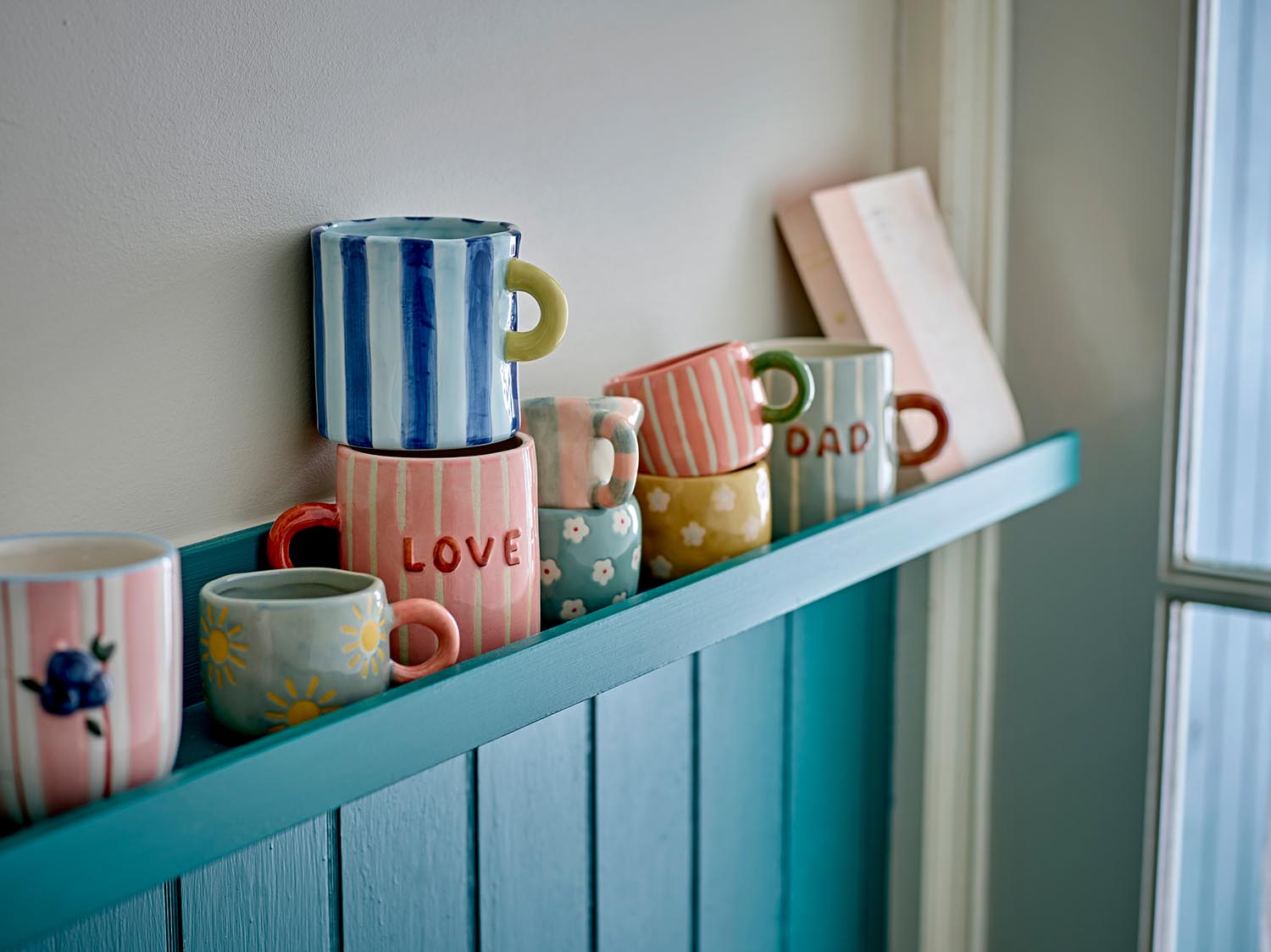 Cherish Becher, Blau, Steingut in Blue präsentiert im Onlineshop von KAQTU Design AG. Tasse ist von Bloomingville