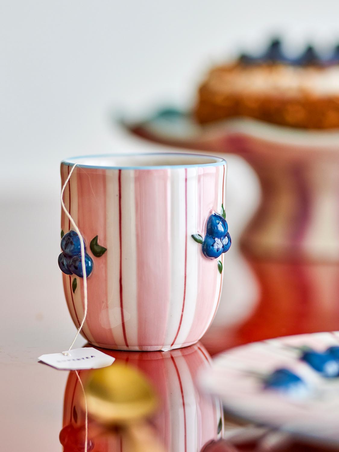 Carry Tasse, Rose, Steingut in Rose präsentiert im Onlineshop von KAQTU Design AG. Tasse ist von Bloomingville