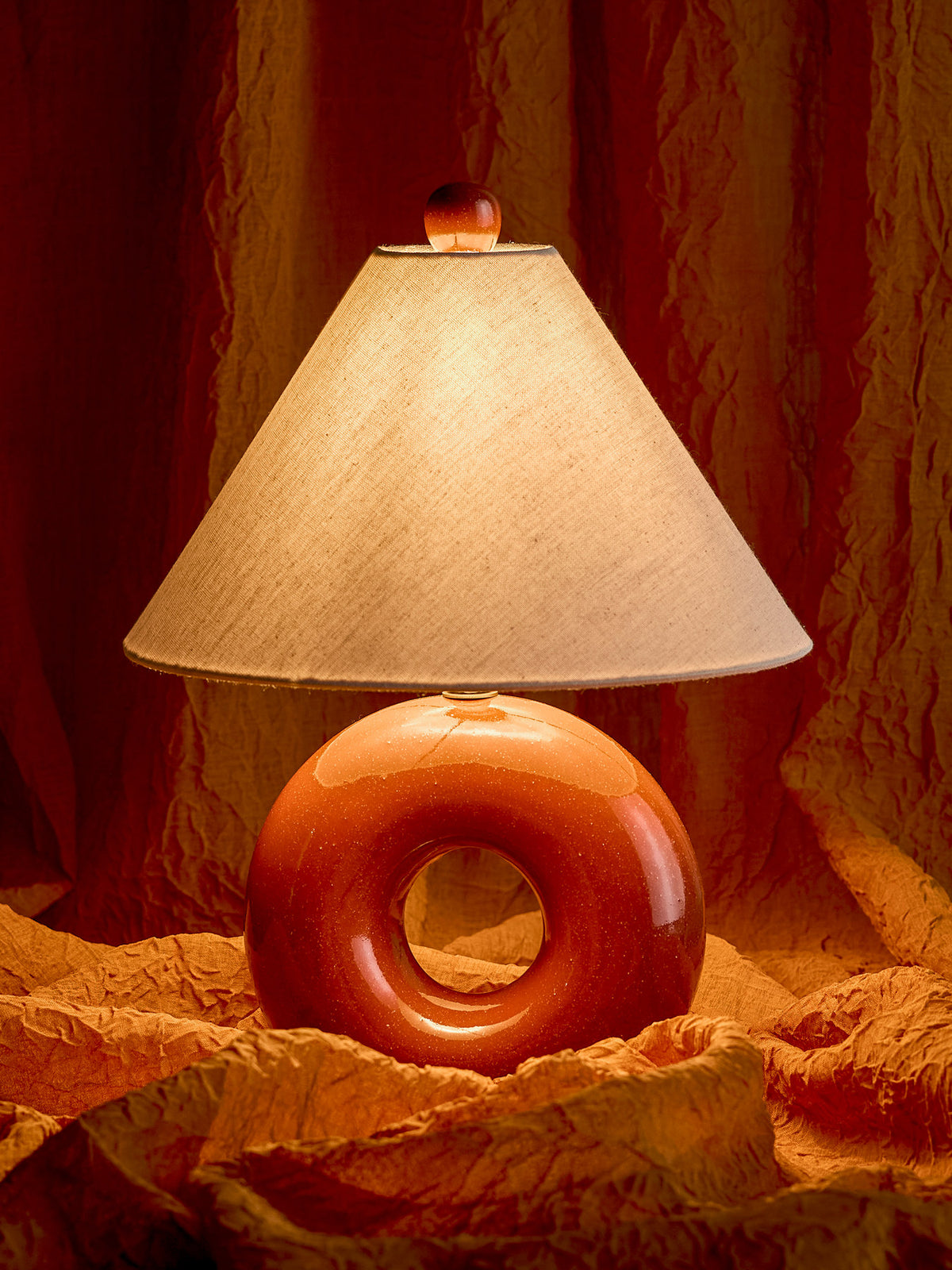 Panja Tischlampe, Rot, Steingut in Red präsentiert im Onlineshop von KAQTU Design AG. Tischleuchte ist von Bloomingville