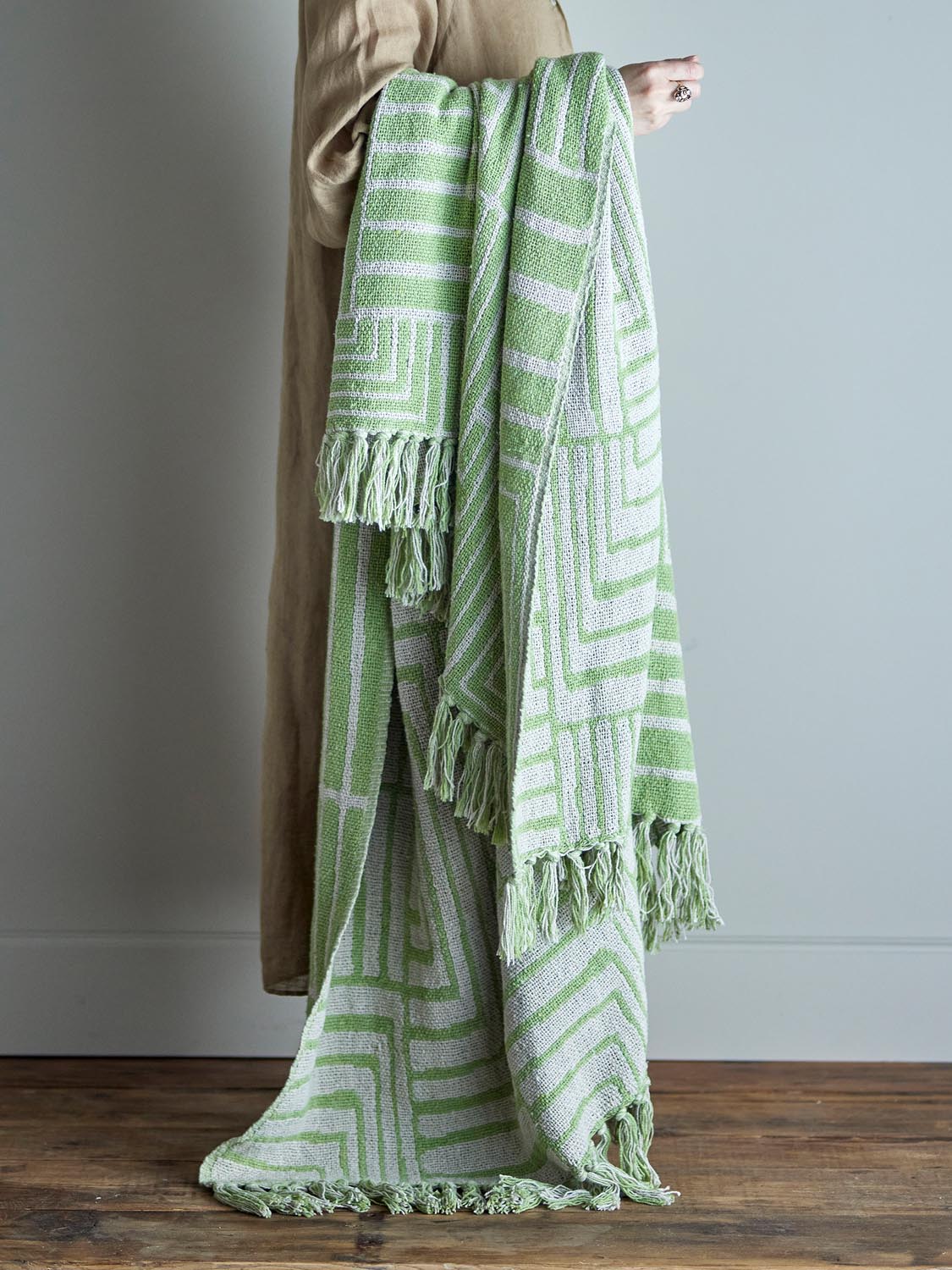 Velva Decke, Grün, Recycelte Baumwolle in Green präsentiert im Onlineshop von KAQTU Design AG. Bettüberwurf ist von Creative Collection