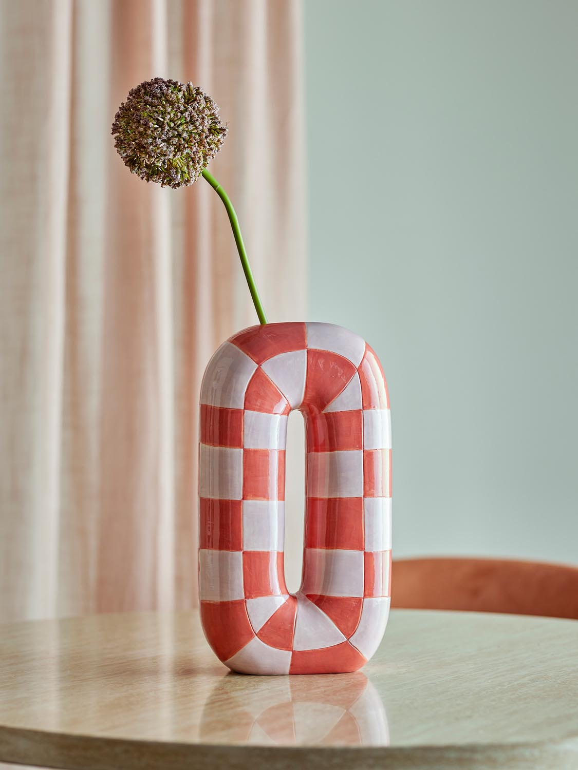 Mae Vase, Orange, Keramik in Orange präsentiert im Onlineshop von KAQTU Design AG. Vase ist von Bloomingville