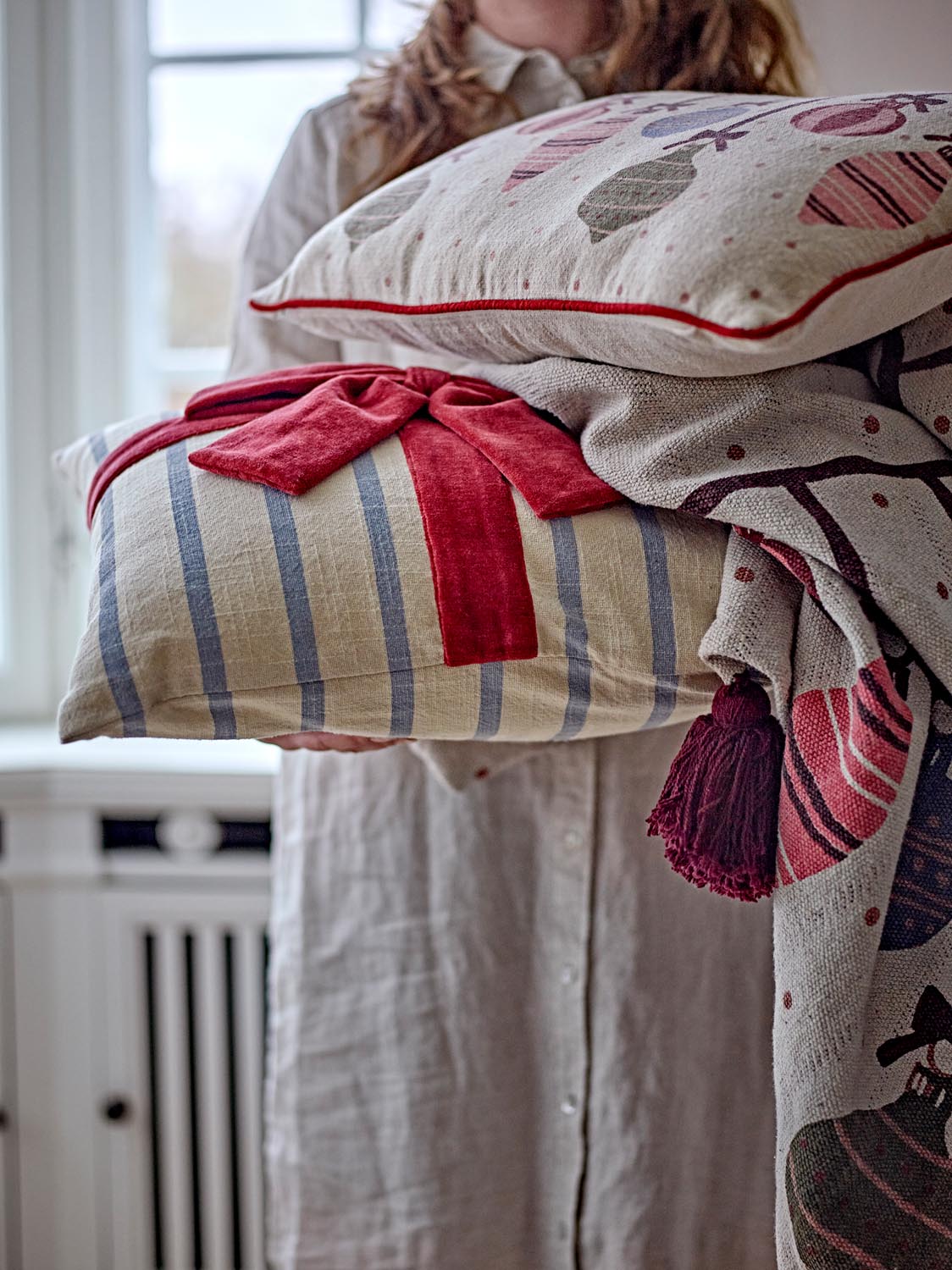 Ornamentia Decke, Rot, Recycelte Baumwolle in Red präsentiert im Onlineshop von KAQTU Design AG. Bettüberwurf ist von Bloomingville