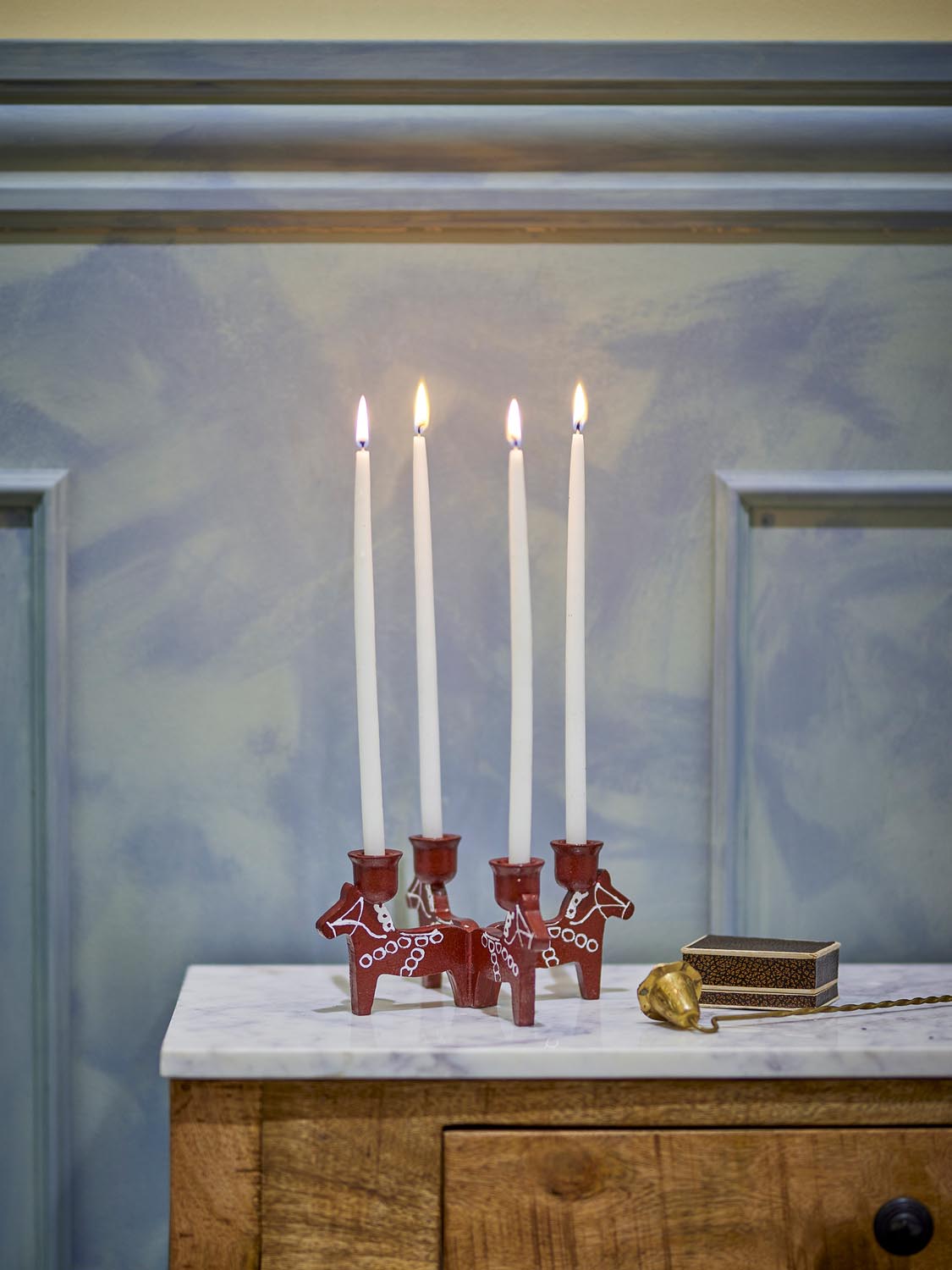 Siffer Adventskerzenständer, Rot, Polyresin in Red präsentiert im Onlineshop von KAQTU Design AG. Kerzenständer ist von Bloomingville