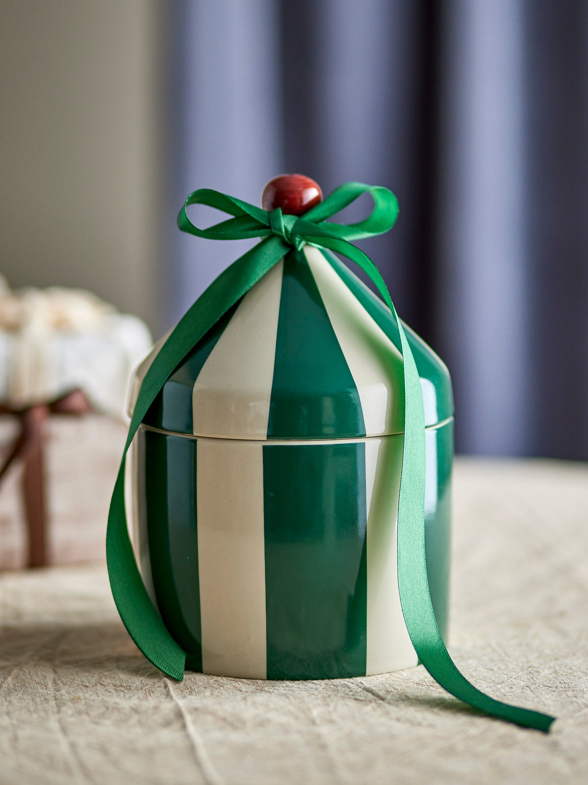 Cimmi Gefäss mit Deckel, Grün, Steingut in Green präsentiert im Onlineshop von KAQTU Design AG. Kanne ist von Bloomingville Mini
