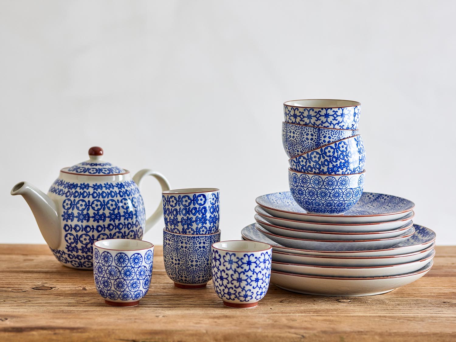 Karine Tasse, Blau, Steingut in Blue präsentiert im Onlineshop von KAQTU Design AG. Tasse ist von Bloomingville