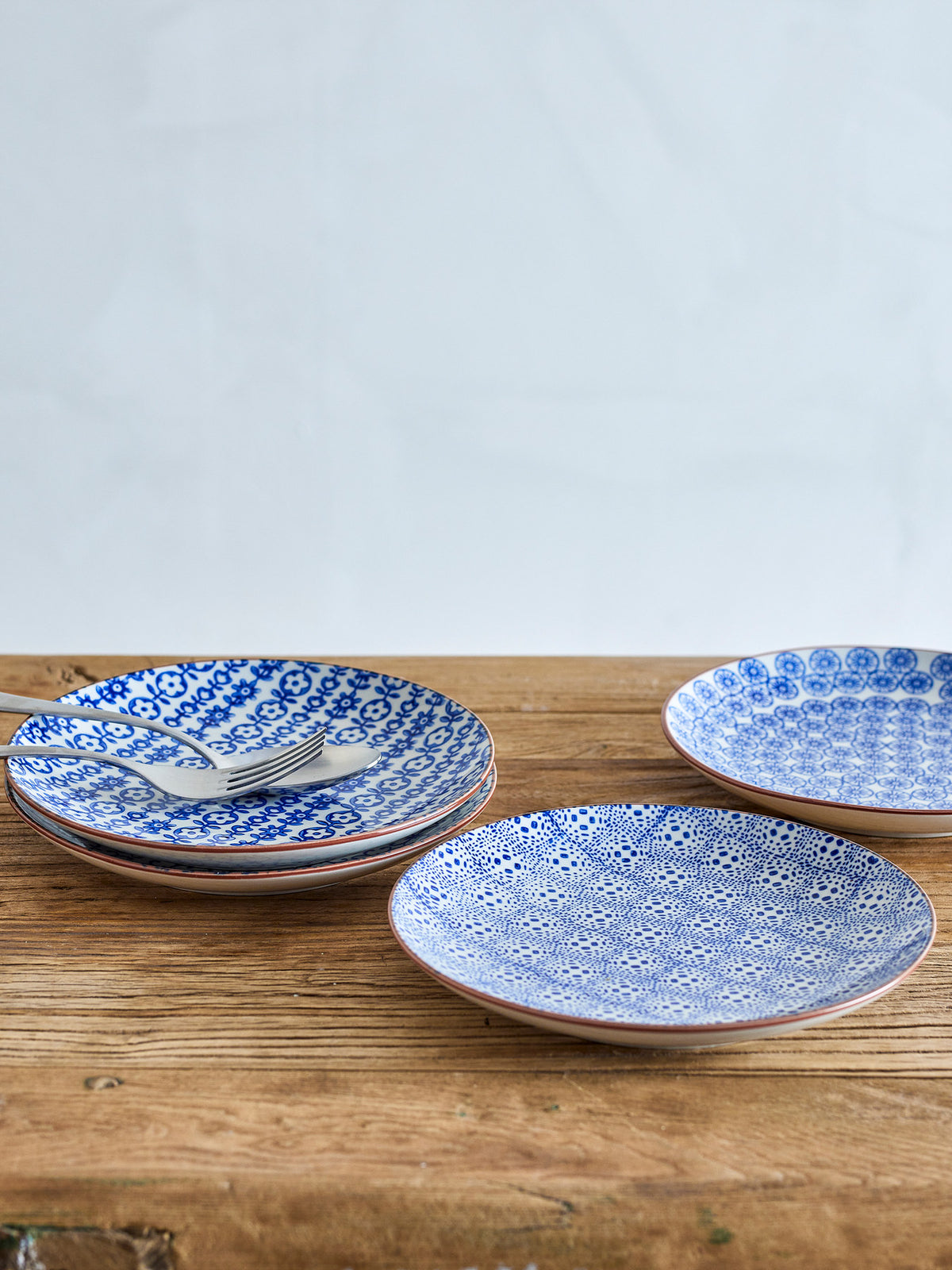 Karine Teller, Blau, Steingut in Blue präsentiert im Onlineshop von KAQTU Design AG. Teller ist von Bloomingville