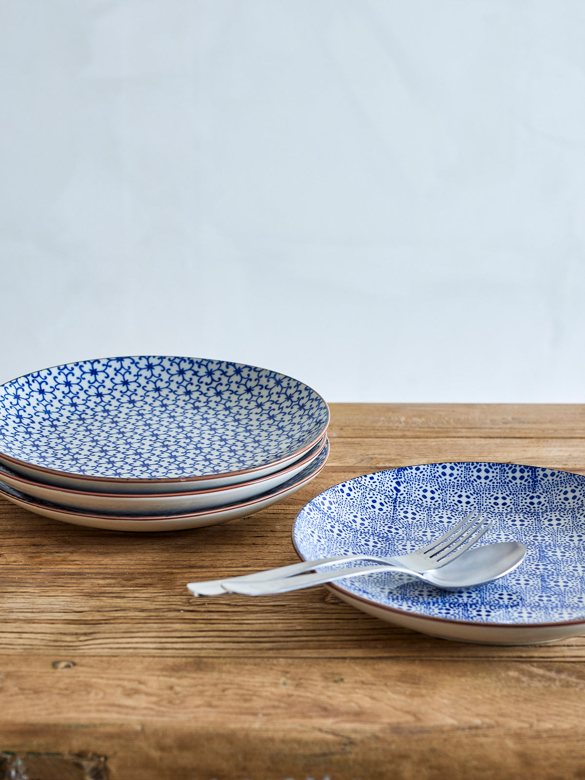 Karine Teller, Blau, Steingut in Blue präsentiert im Onlineshop von KAQTU Design AG. Teller ist von Bloomingville
