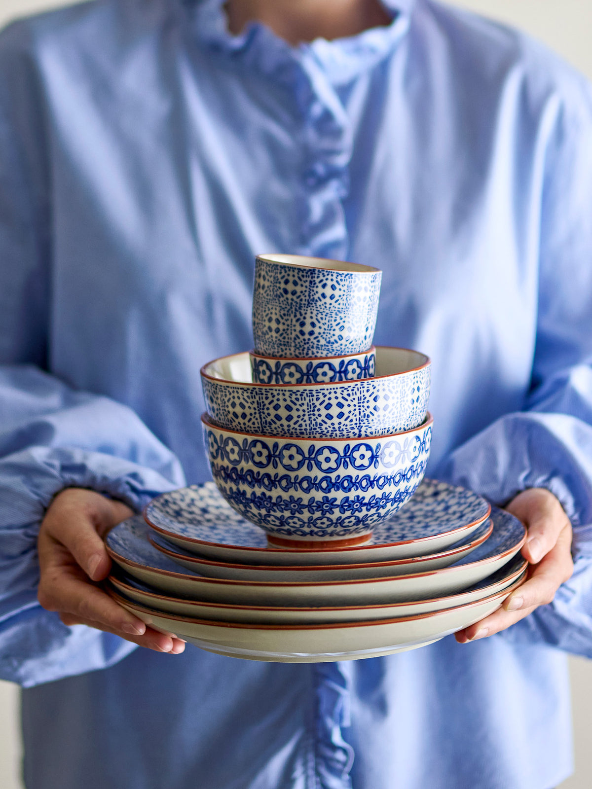 Karine Schale, Blau, Steingut in Blue präsentiert im Onlineshop von KAQTU Design AG. Schale ist von Bloomingville