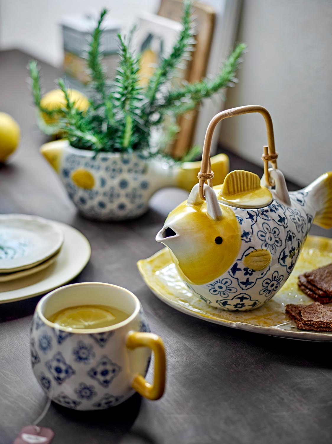 Wrenna Teekanne mit Teesieb, Bunt, Steingut in Multi präsentiert im Onlineshop von KAQTU Design AG. Käsezubehör ist von Creative Collection