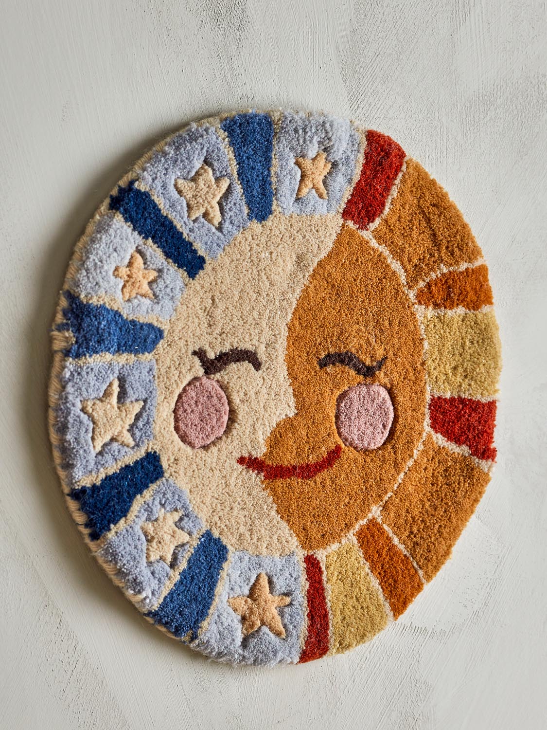 Sun Wanddekoration, Bunt, Wolle in Multi präsentiert im Onlineshop von KAQTU Design AG. Bild ist von Bloomingville Mini