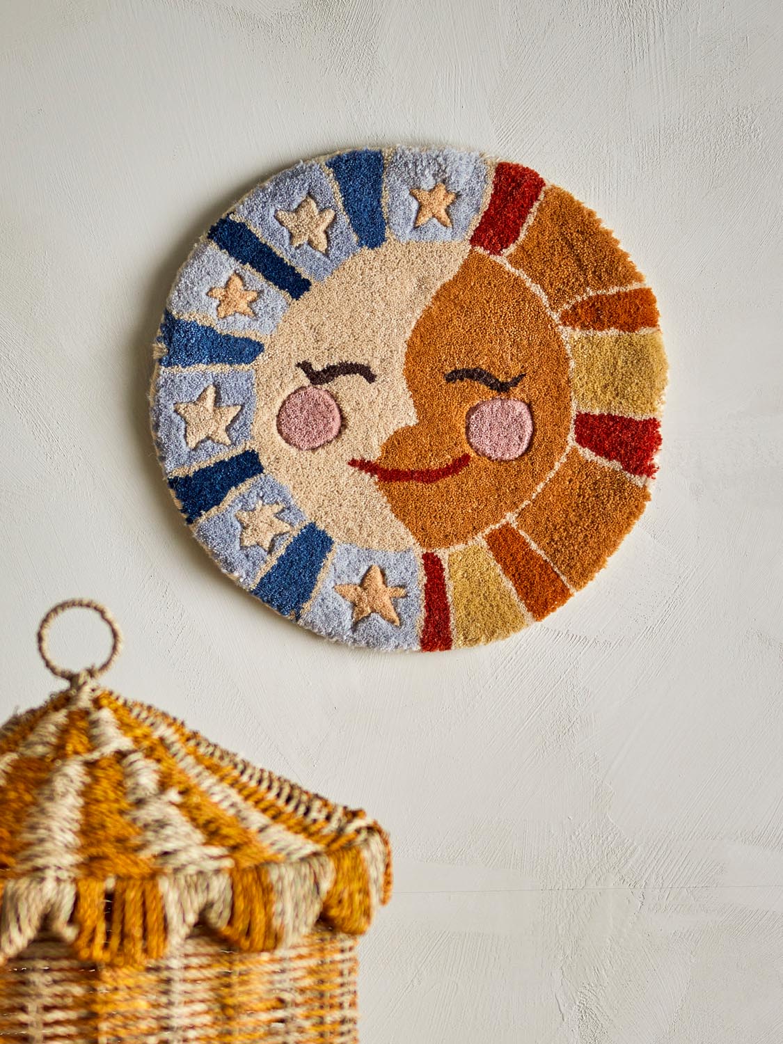 Sun Wanddekoration, Bunt, Wolle in Multi präsentiert im Onlineshop von KAQTU Design AG. Bild ist von Bloomingville Mini