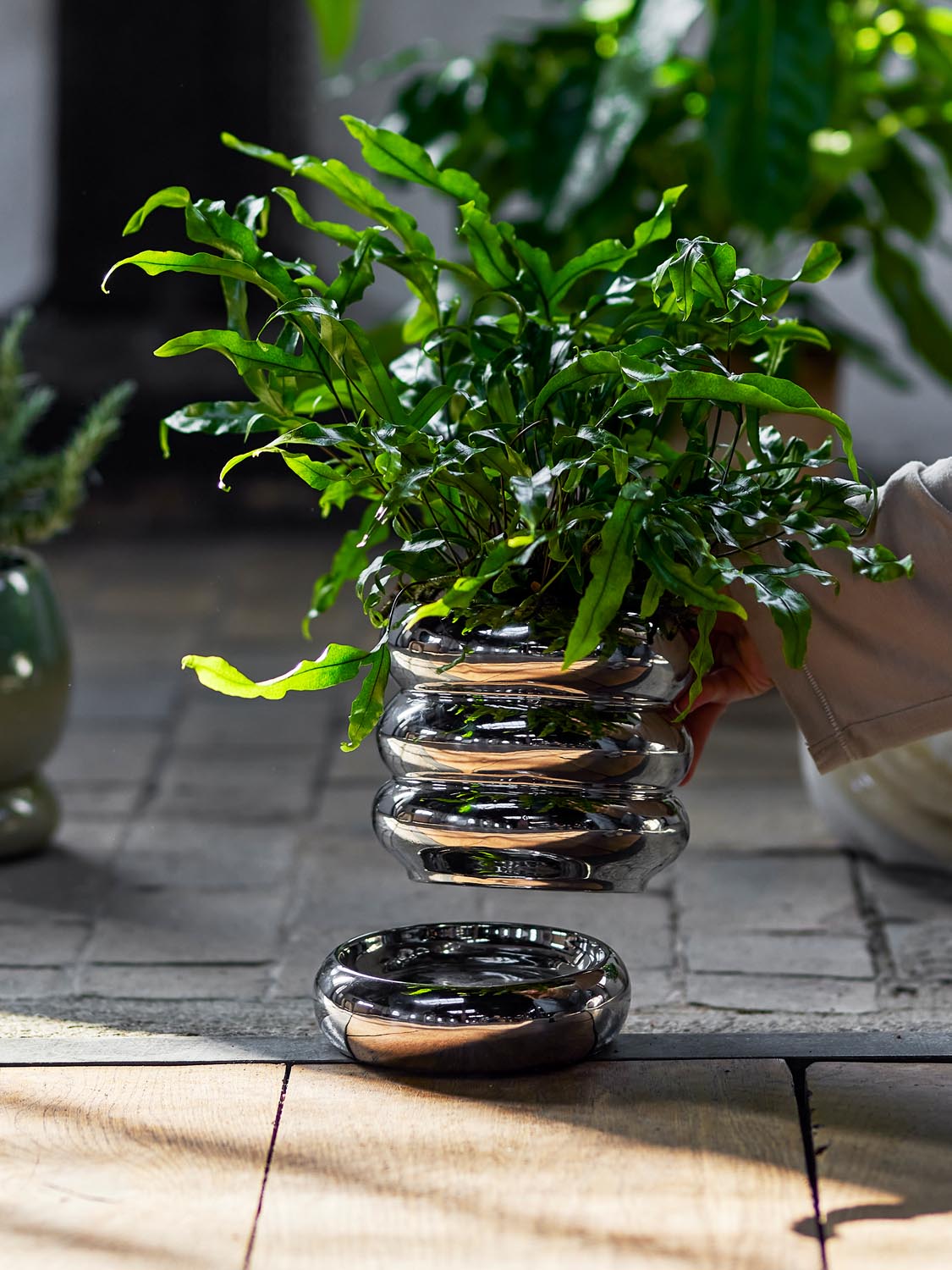 Shine Blumentopf mit Untertasse, Silber, Steingut in Silver präsentiert im Onlineshop von KAQTU Design AG. Pflanzentopf Outdoor ist von Bloomingville