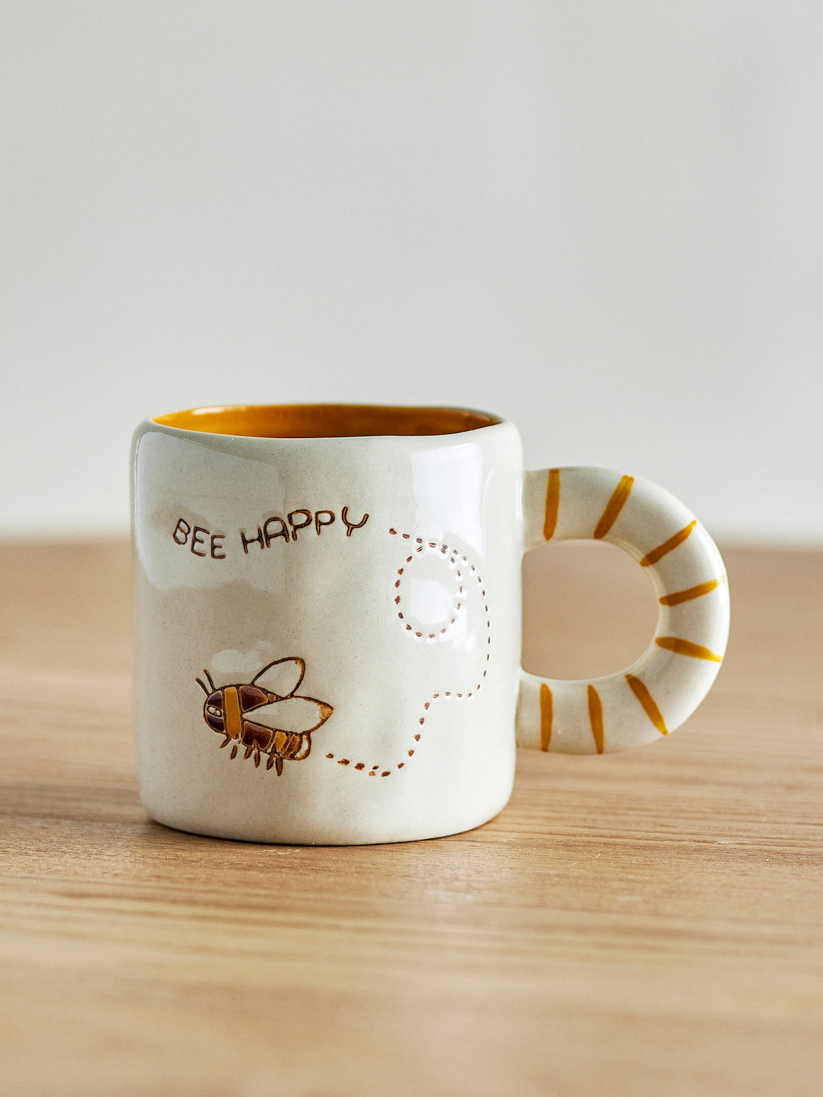 Weisse Tasse aus Steingut mit Regenbogen-Griff und Schriftzug, handbemalt, von Bloomingville Mini, Serie Cloudy, im Boho-Chic-Stil