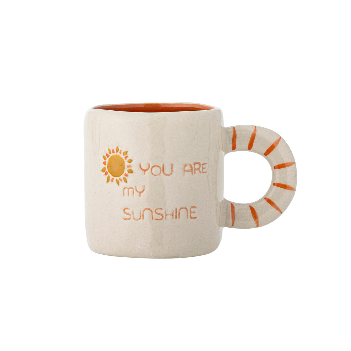 Weisse Tasse aus Steingut mit Regenbogen-Griff und Schriftzug, handbemalt, von Bloomingville Mini, Serie Cloudy, im Boho-Chic-Stil