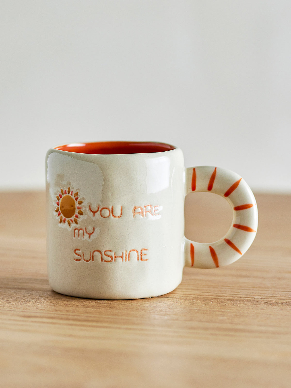 Weisse Tasse aus Steingut mit Regenbogen-Griff und Schriftzug, handbemalt, von Bloomingville Mini, Serie Cloudy, im Boho-Chic-Stil