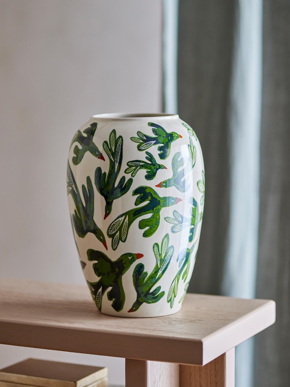 Birdliva Vase, Bunt, Steingut in Multi präsentiert im Onlineshop von KAQTU Design AG. Vase ist von Bloomingville
