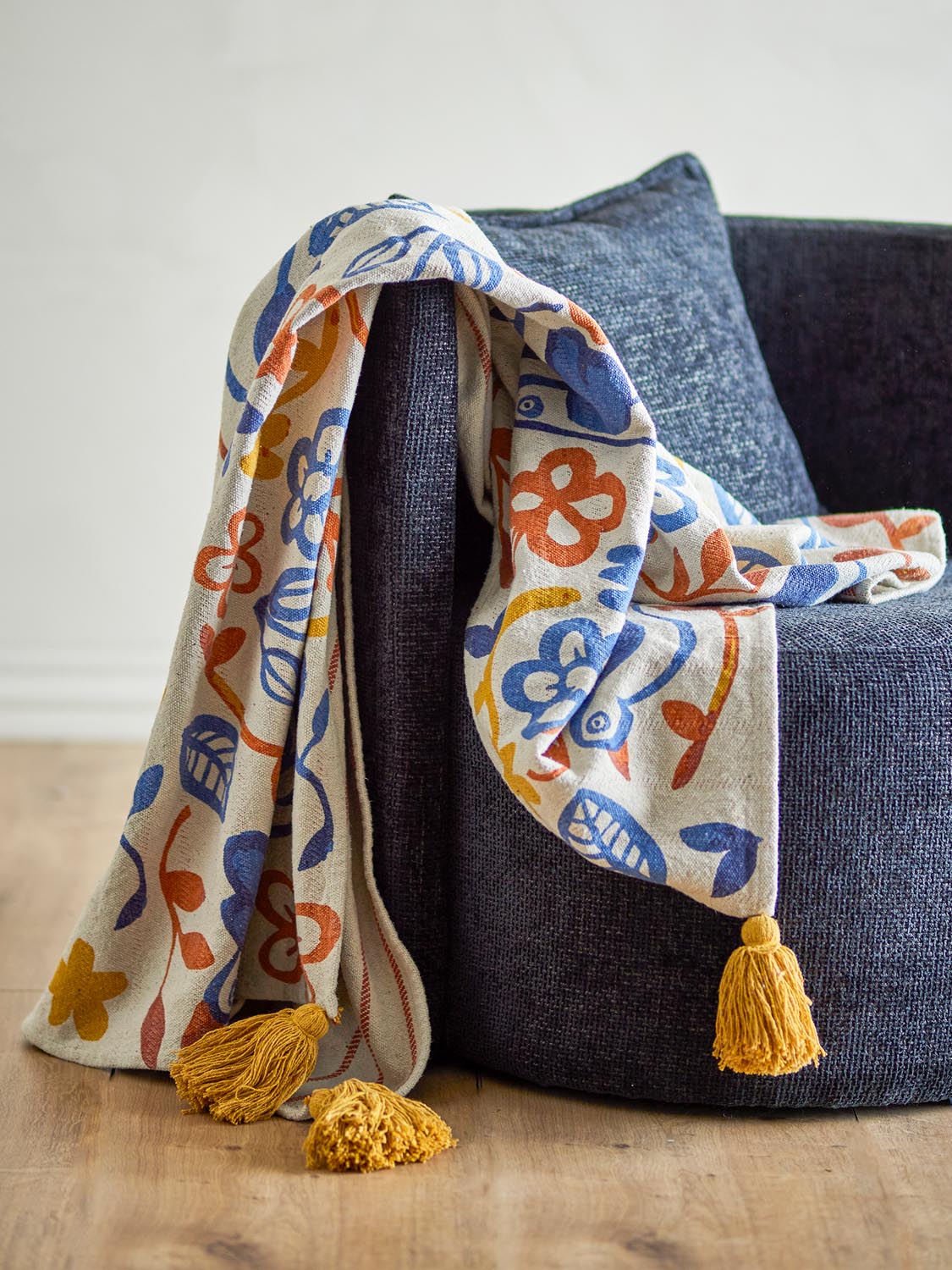 Figuria Decke, Bunt, Recycelte Baumwolle in Multi präsentiert im Onlineshop von KAQTU Design AG. Bettüberwurf ist von Bloomingville