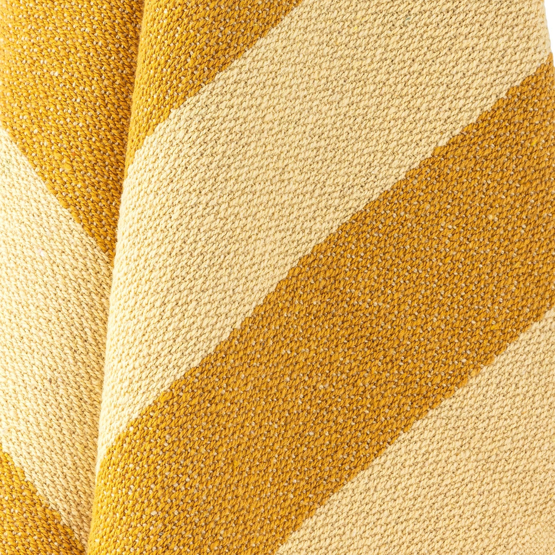 Frello Decke, Gelb, Recycelte Baumwolle in Yellow präsentiert im Onlineshop von KAQTU Design AG. Bettüberwurf ist von Bloomingville