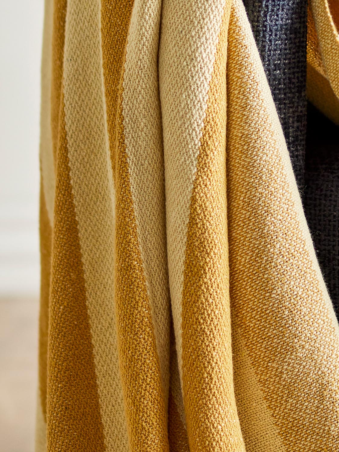 Frello Decke, Gelb, Recycelte Baumwolle in Yellow präsentiert im Onlineshop von KAQTU Design AG. Bettüberwurf ist von Bloomingville