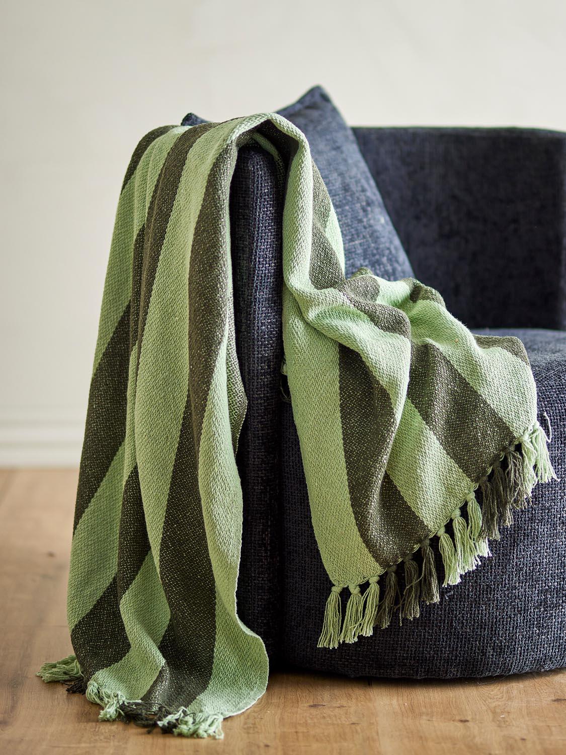 Frello Decke, Grün, Recycelte Baumwolle in Green präsentiert im Onlineshop von KAQTU Design AG. Bettüberwurf ist von Bloomingville