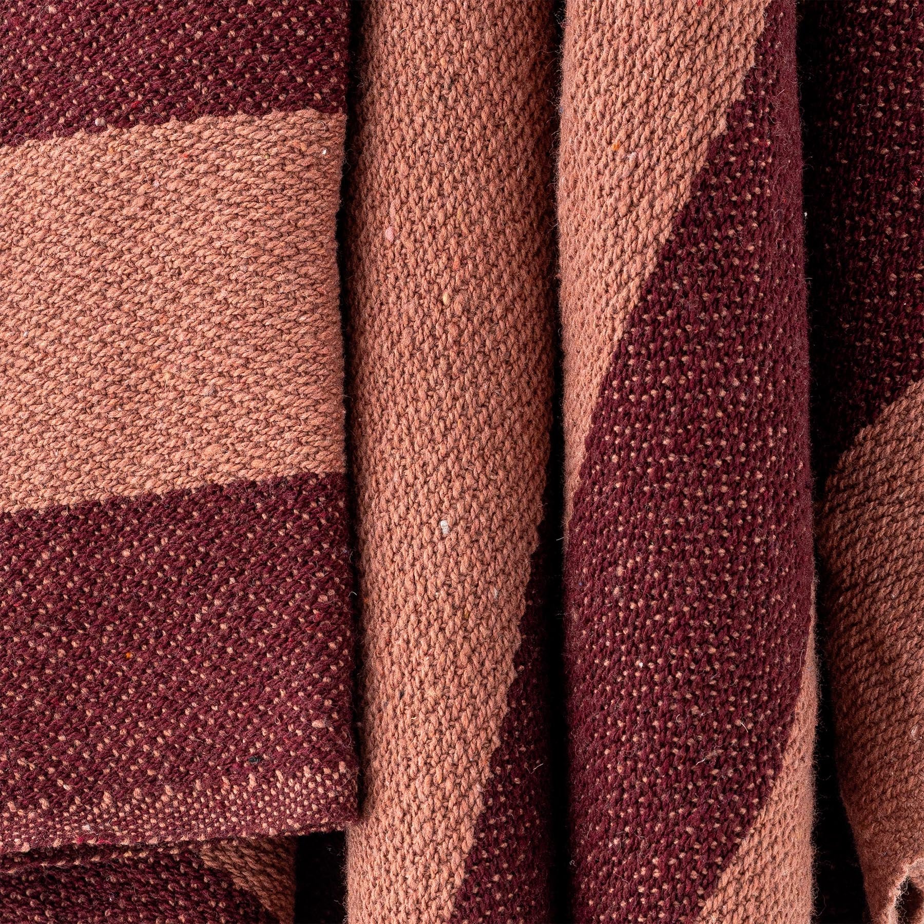 Frello Decke, Rot, Recycelte Baumwolle in Red präsentiert im Onlineshop von KAQTU Design AG. Bettüberwurf ist von Bloomingville