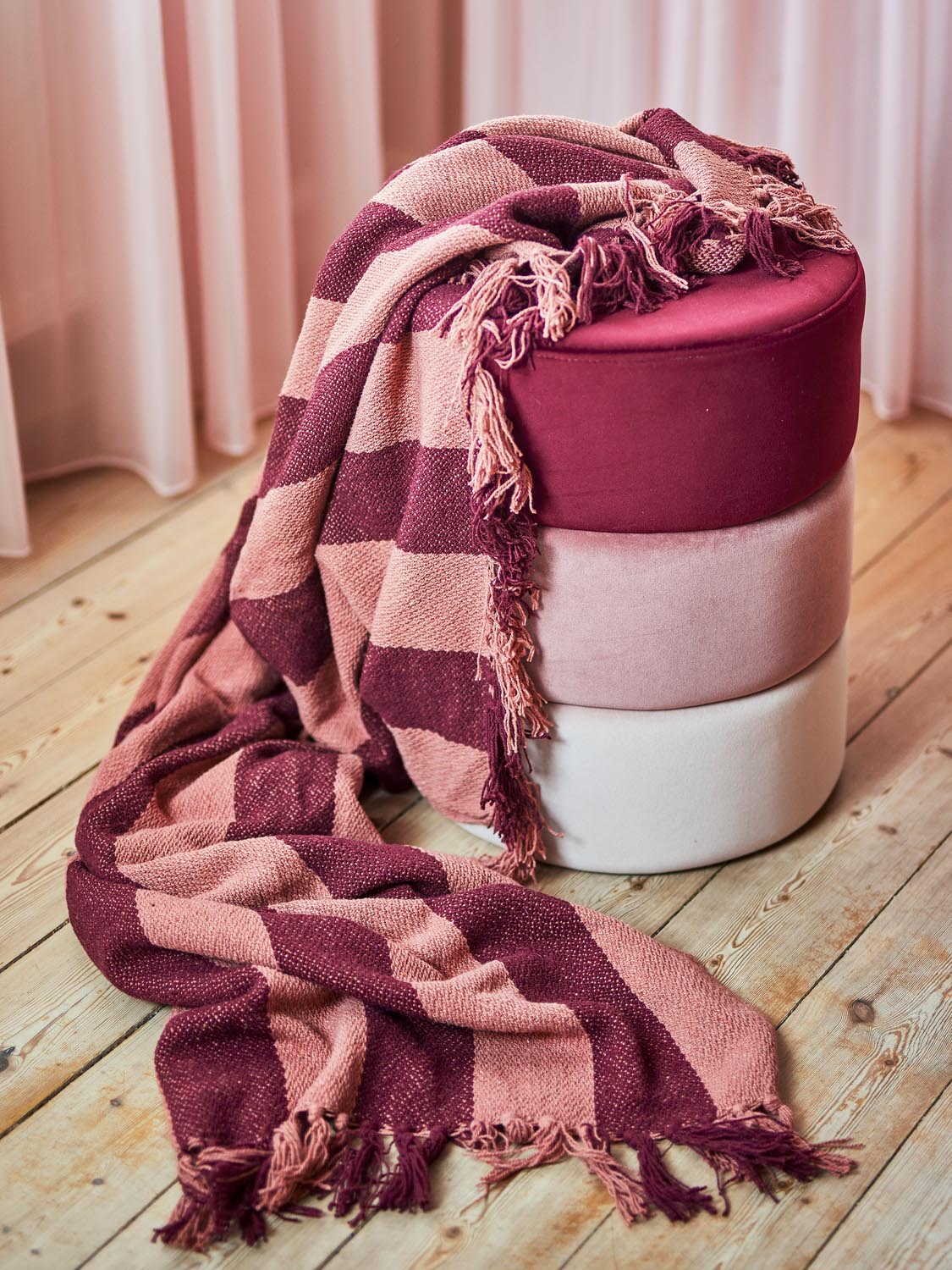 Frello Decke, Rot, Recycelte Baumwolle in Red präsentiert im Onlineshop von KAQTU Design AG. Bettüberwurf ist von Bloomingville