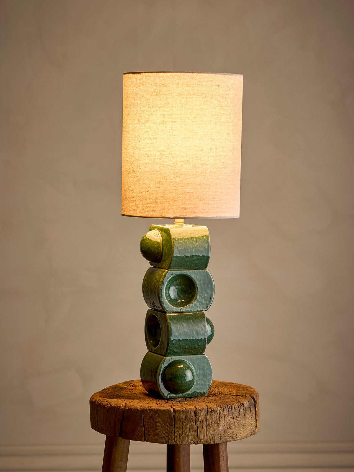 Brady Tischlampe, Grün, Steingut in Green präsentiert im Onlineshop von KAQTU Design AG. Tischleuchte ist von Bloomingville