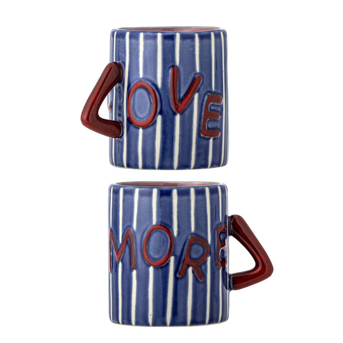 Blauer Cherish Becher aus Steinzeug mit weissen vertikalen Streifen, rotem Henkel und handbemalten Schriftzügen 'Love' und 'More' von Bloomingville.