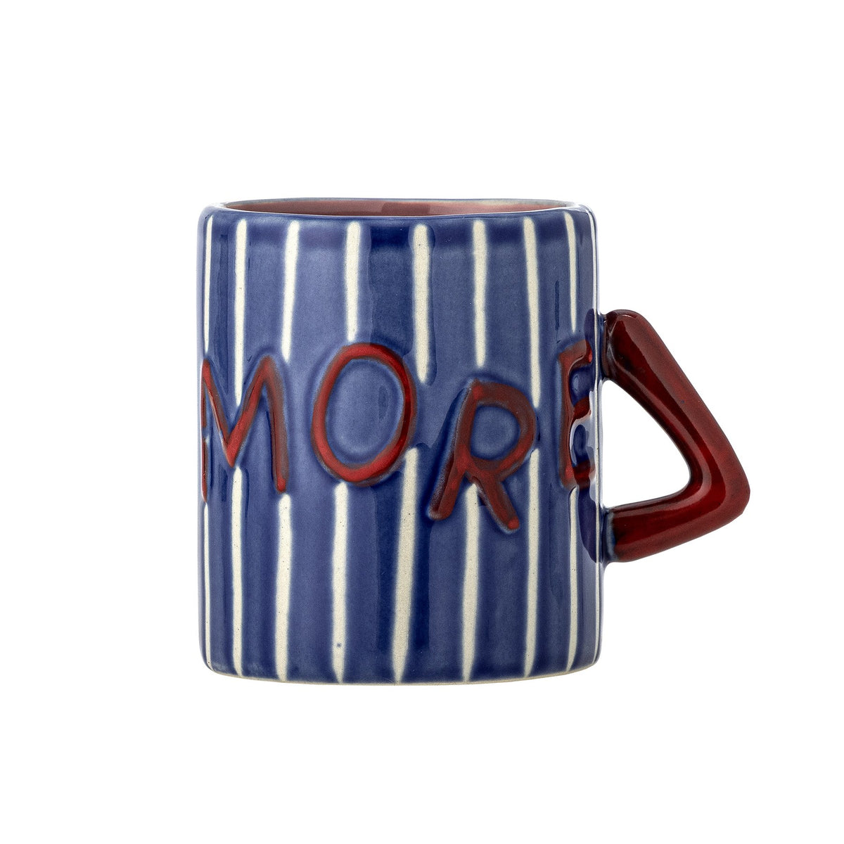Blauer Cherish Becher aus Steinzeug mit weissen vertikalen Streifen, rotem Henkel und handbemalten Schriftzügen 'Love' und 'More' von Bloomingville.