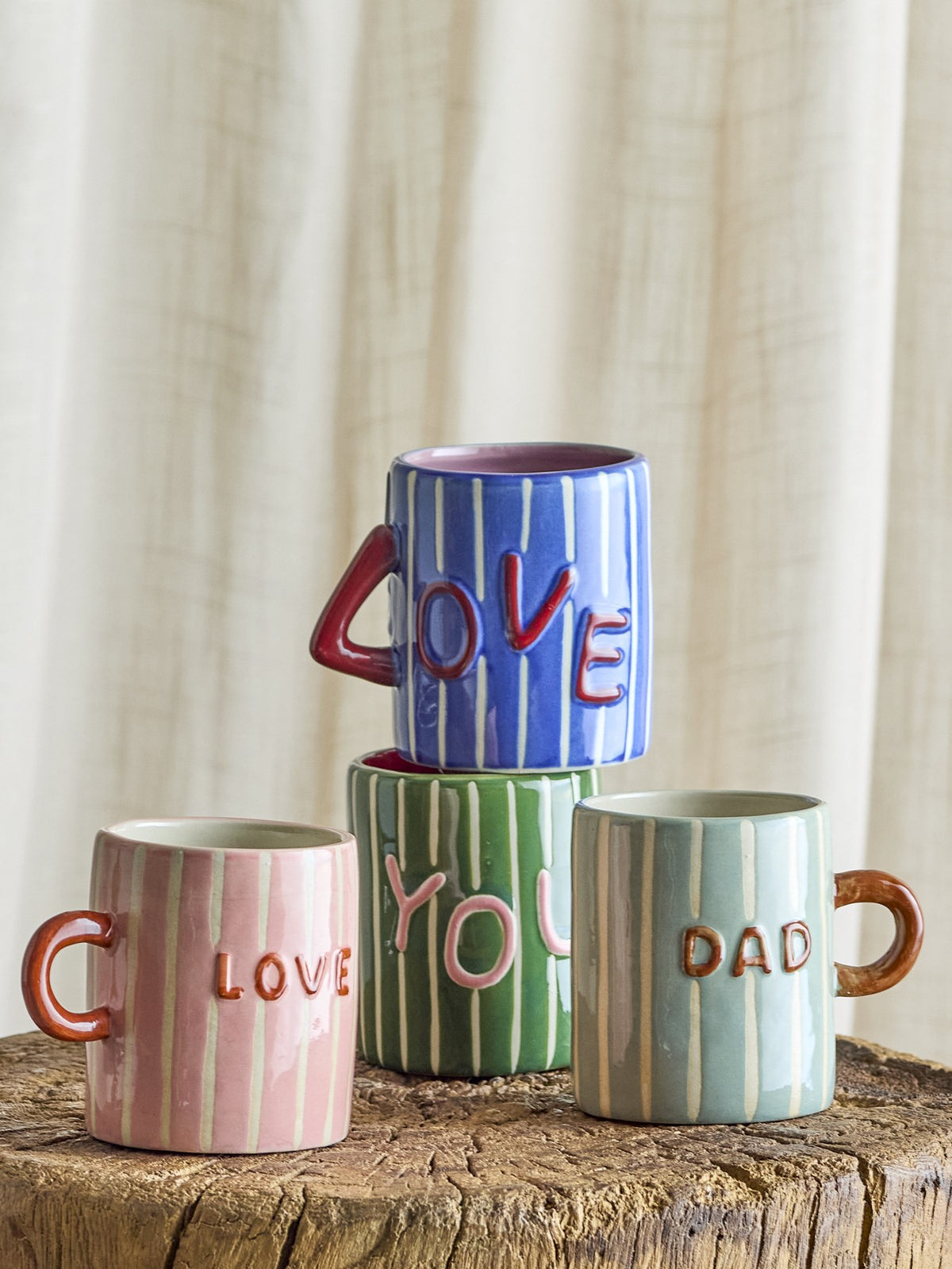 Grüner Steingut-Becher mit weissen Streifen, rosa Henkel und Schriftzug 'Love' auf einer Seite, handbemalt, Serie Cherish von Bloomingville.