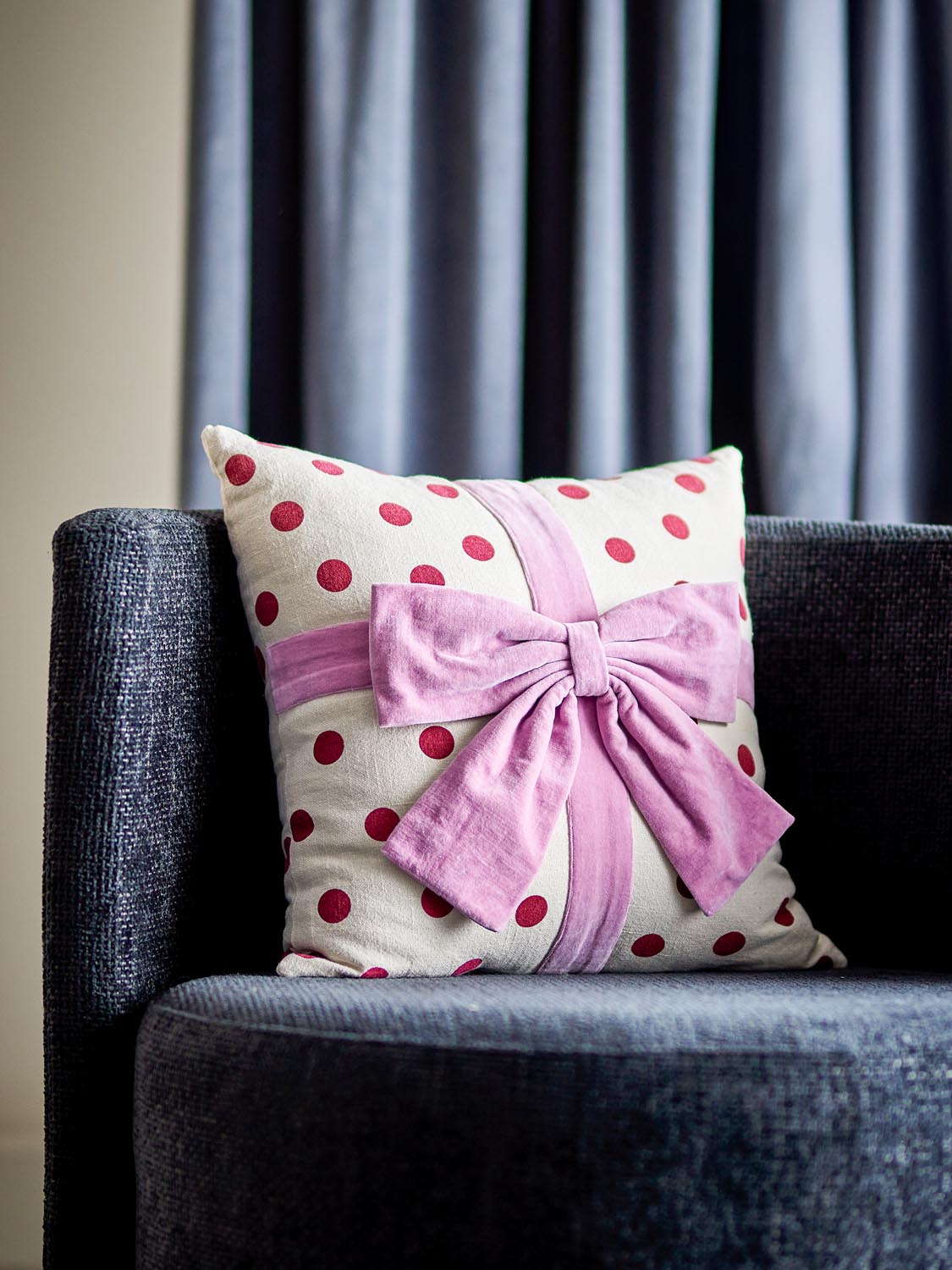 Bowie Kissen, Rose, Baumwolle OEKO-TEX® in Rose präsentiert im Onlineshop von KAQTU Design AG. Deko Kissenbezug ist von Bloomingville
