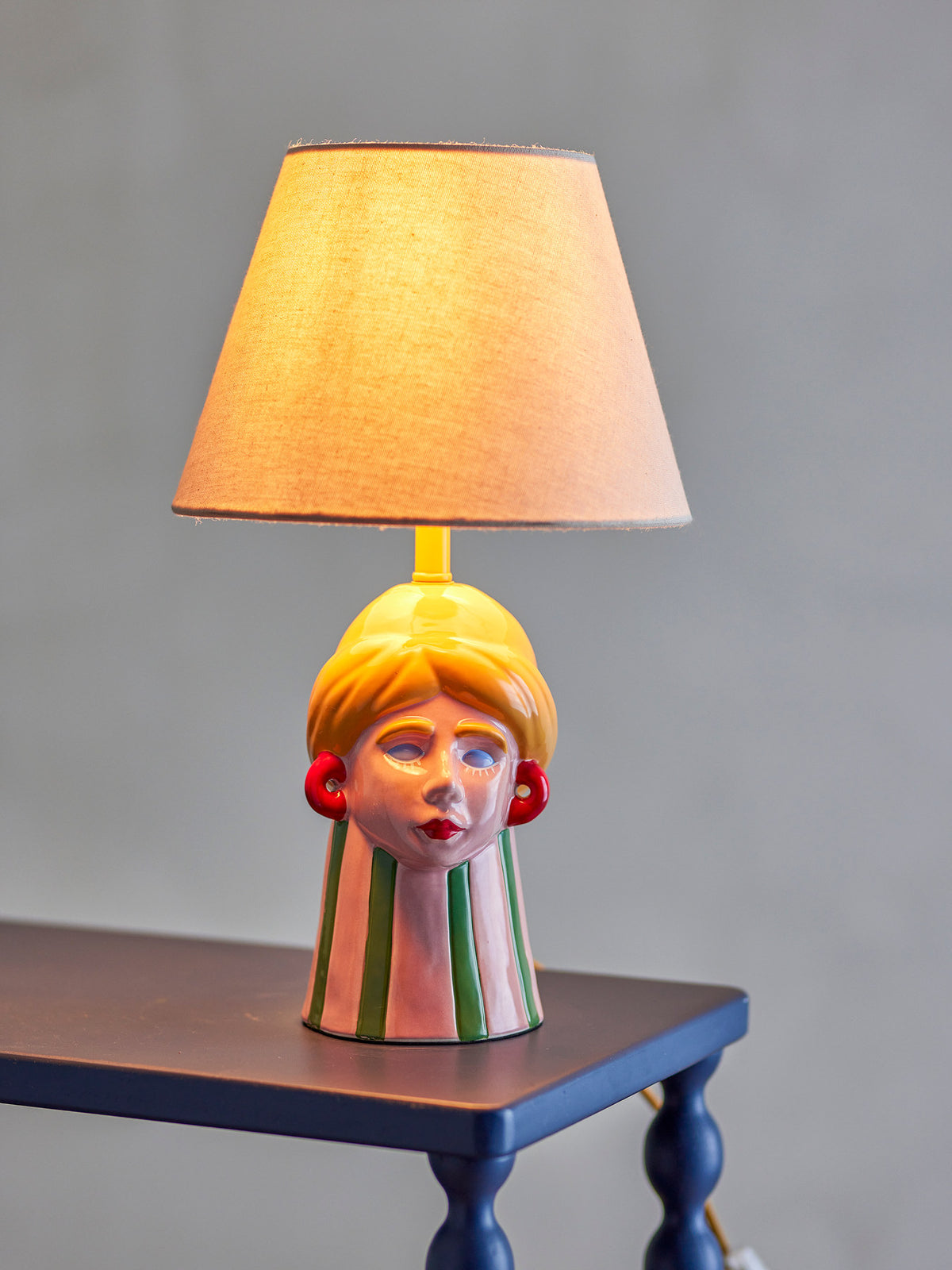 Miss Jody Tischlampe, Bunt, Steingut in Multi präsentiert im Onlineshop von KAQTU Design AG. Tischleuchte ist von Bloomingville