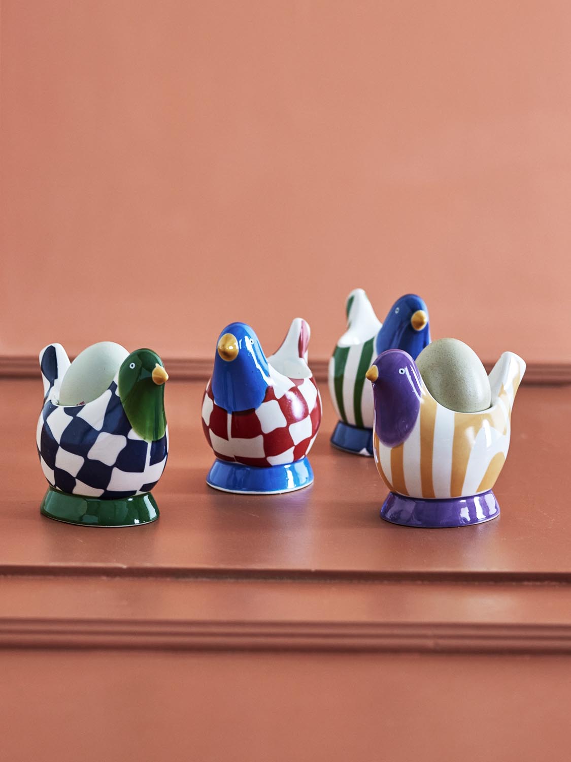 Birdy Eierbecher, Bunt, Steingut in Multi präsentiert im Onlineshop von KAQTU Design AG. Käsezubehör ist von Bloomingville
