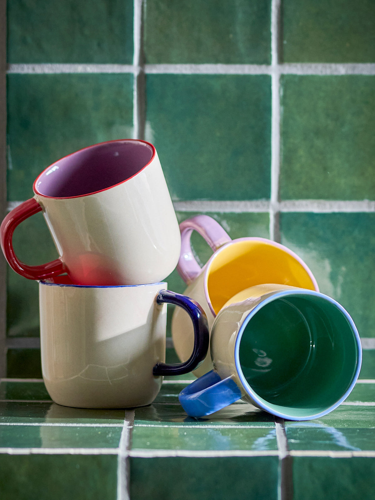 Vista Becher, Bunt, Steingut in Multi präsentiert im Onlineshop von KAQTU Design AG. Tasse ist von Bloomingville